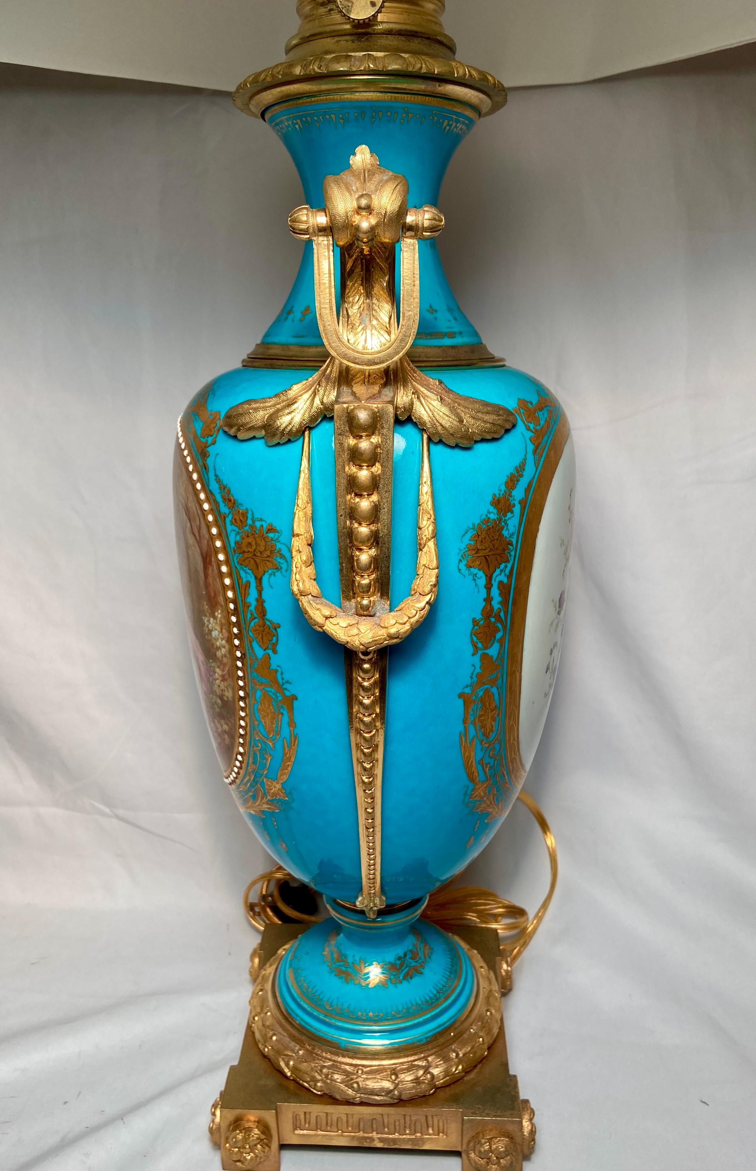 Français Paire de lampes anciennes en porcelaine bleue « Bijoux » montées en bronze doré, vers 1880 en vente