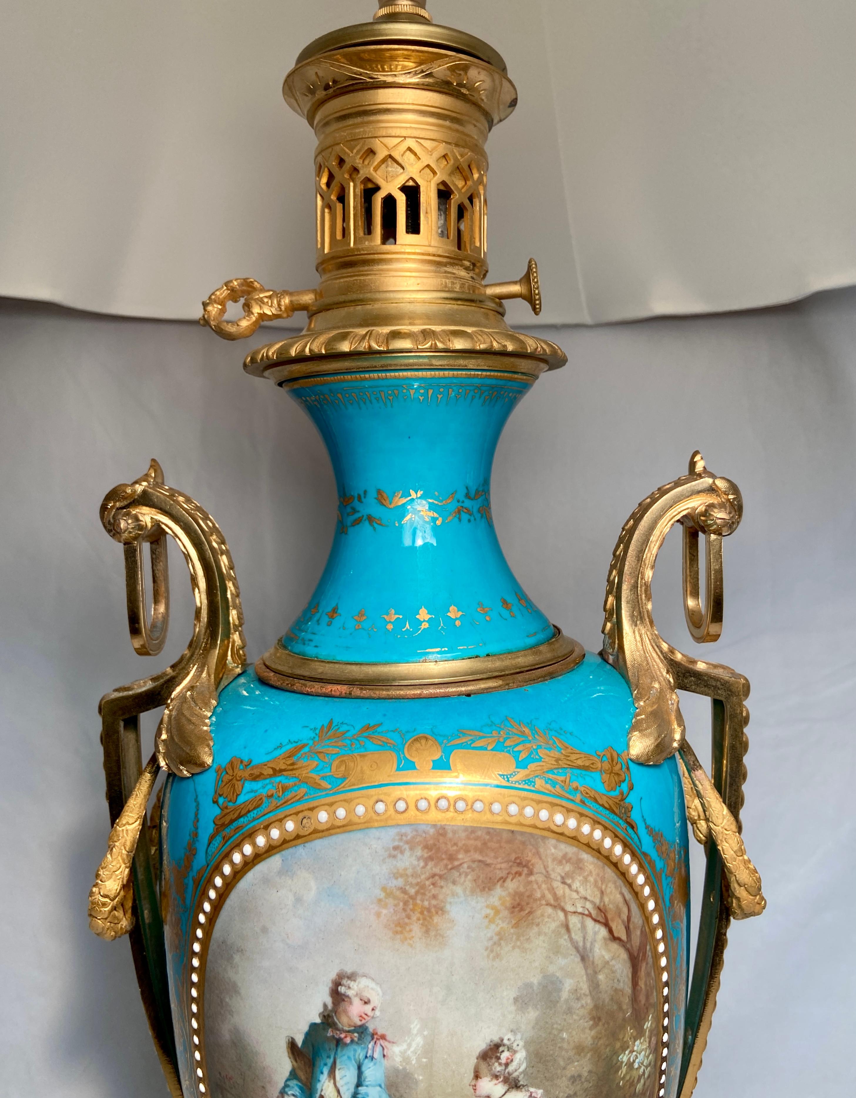 Paire de lampes anciennes en porcelaine bleue « Bijoux » montées en bronze doré, vers 1880 Bon état - En vente à New Orleans, LA