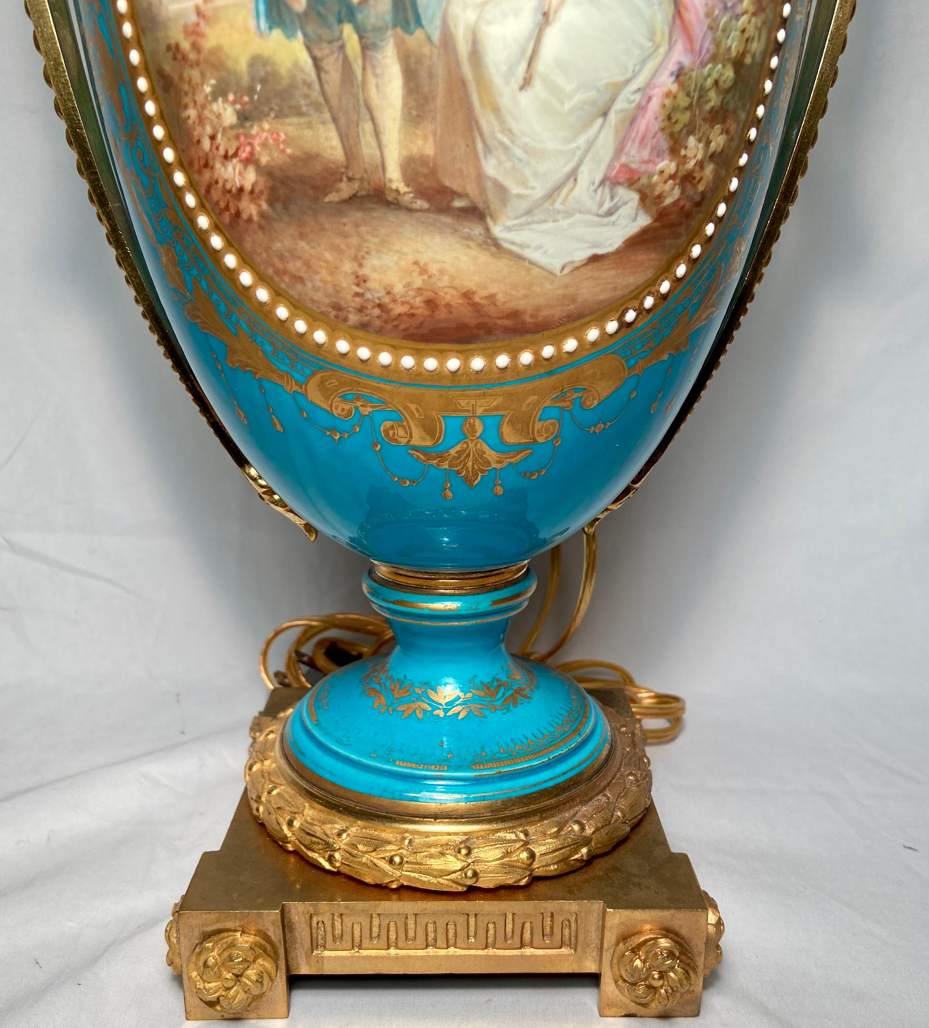 XIXe siècle Paire de lampes anciennes en porcelaine bleue « Bijoux » montées en bronze doré, vers 1880 en vente