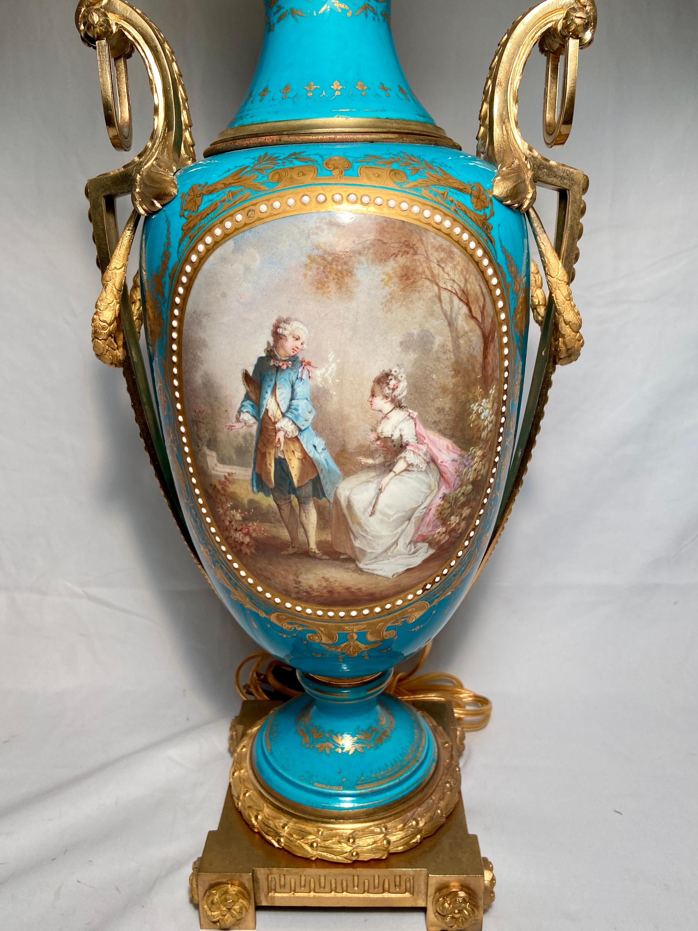 Porcelaine Paire de lampes anciennes en porcelaine bleue « Bijoux » montées en bronze doré, vers 1880 en vente
