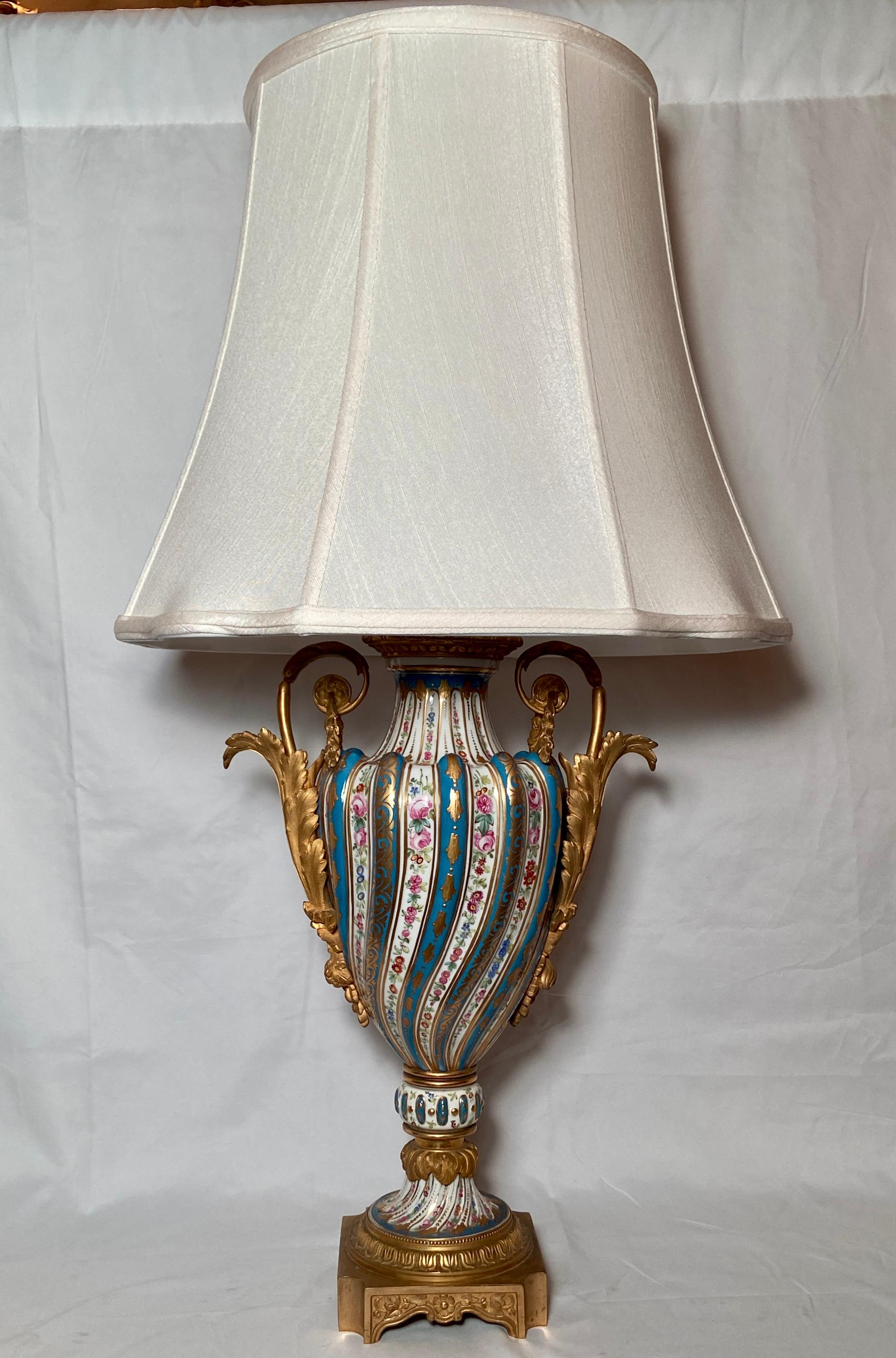 Fabelhaftes Paar antiker französischer Ormolu-Lampen aus Sewer-Porzellan, ca. 1860-1870.