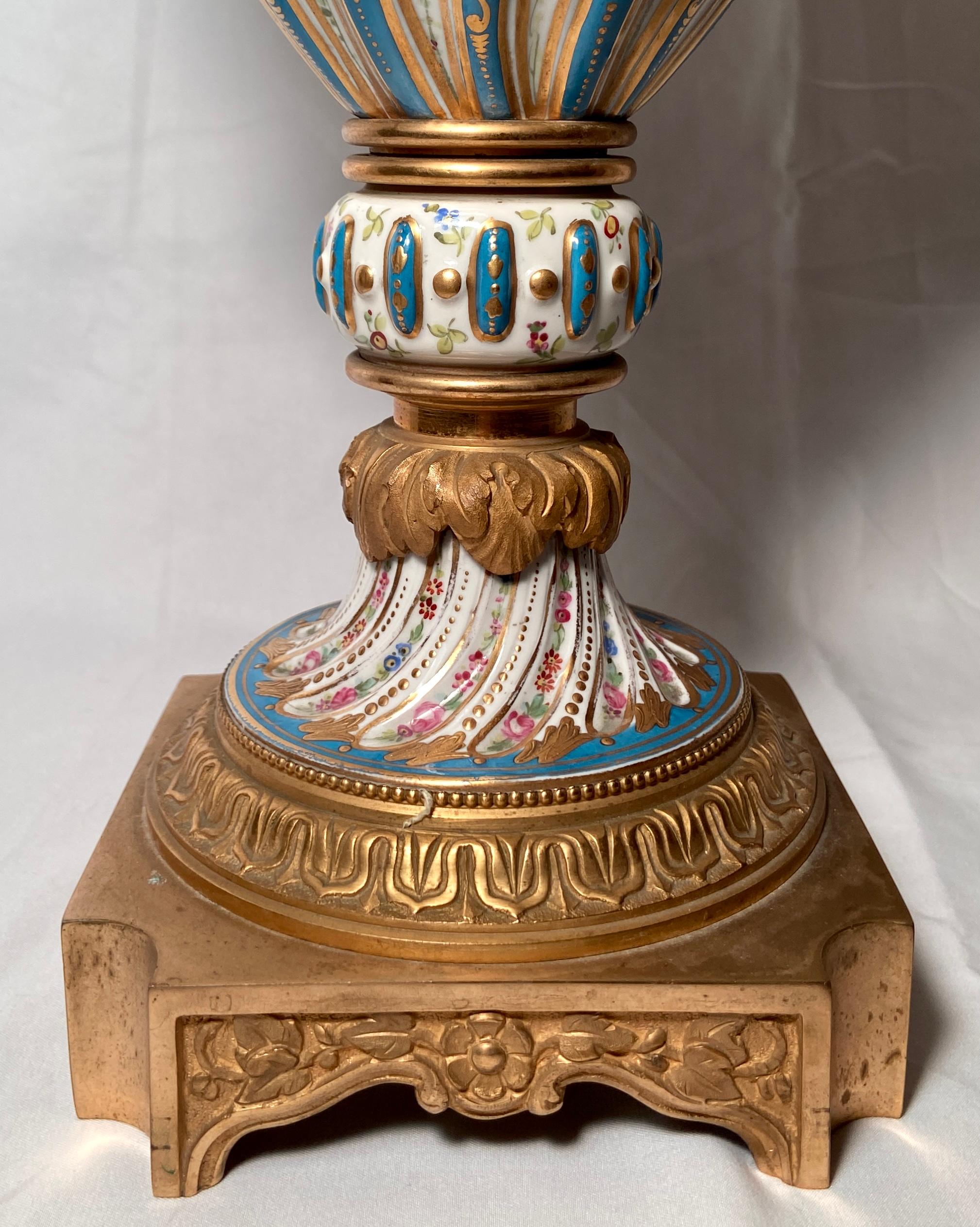 Paar antike französische Goldbronze-Montierte Sevres-Porzellanlampen, um 1860-1870 im Angebot 1