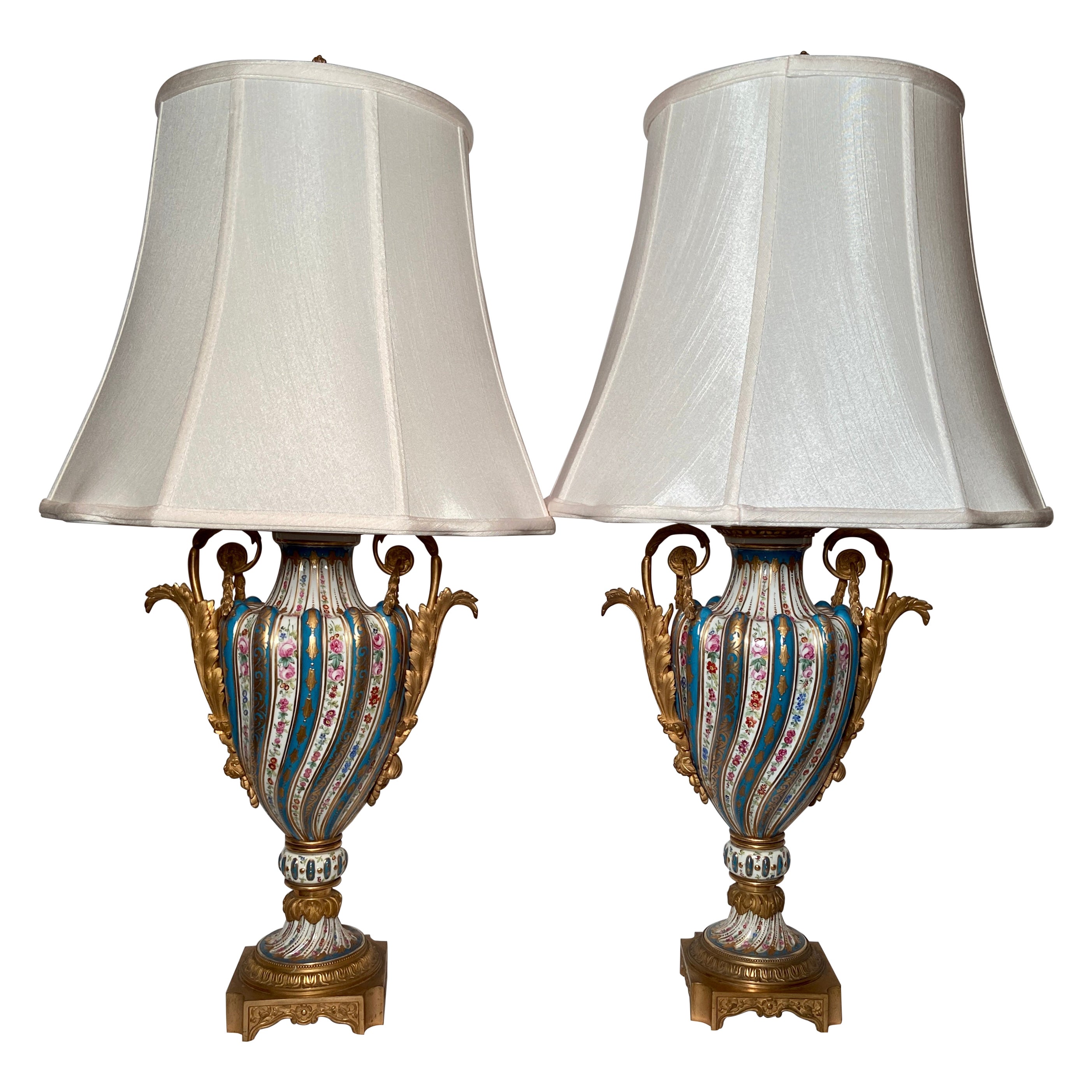 Pareja de Antiguas Lámparas Francesas de Porcelana de Sevres Montadas en Ormolu, circa 1860-1870