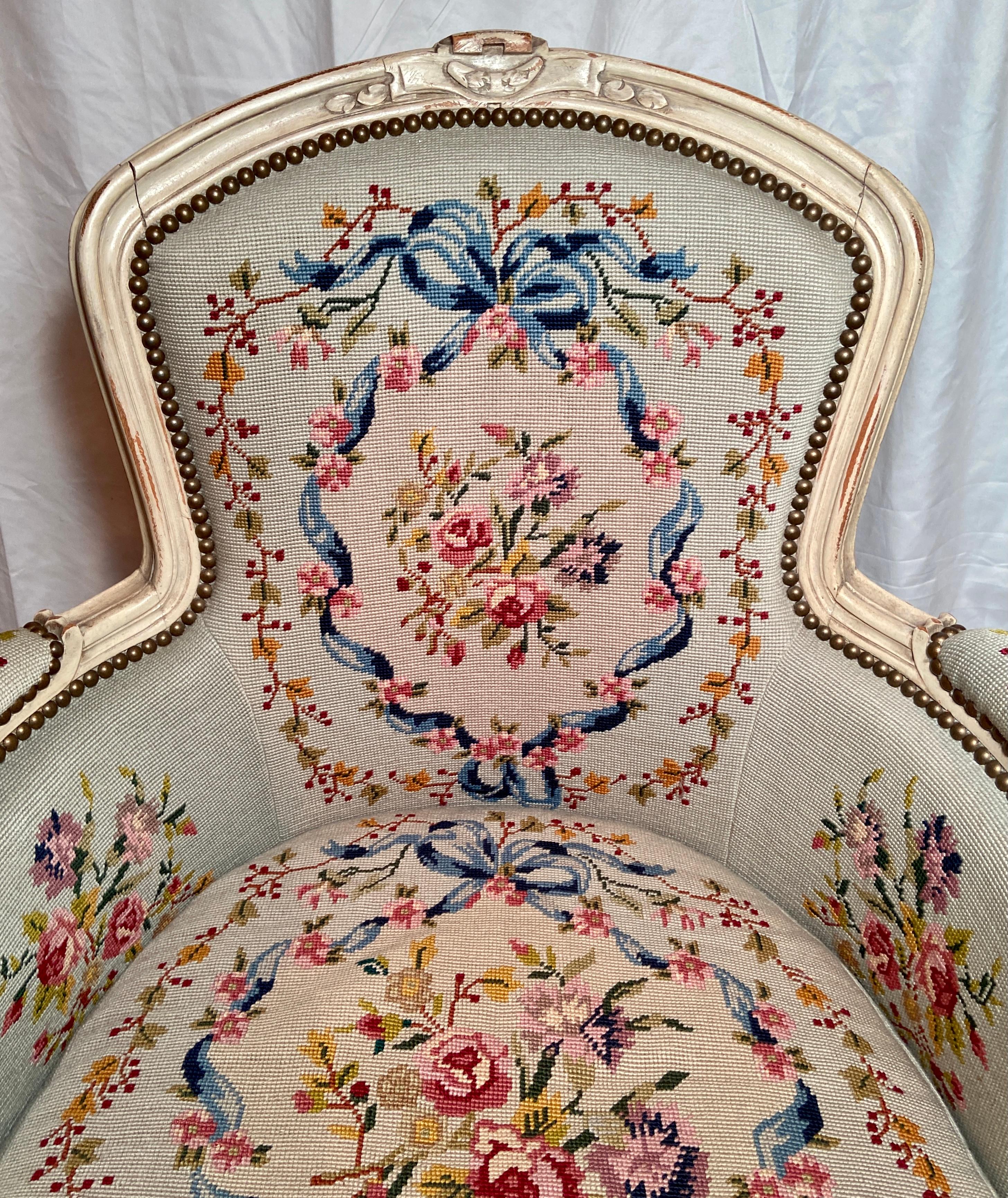 Paire de fauteuils anciens français tapissés en noyer sculpté et peint, tapissés à l'aiguille Bon état - En vente à New Orleans, LA