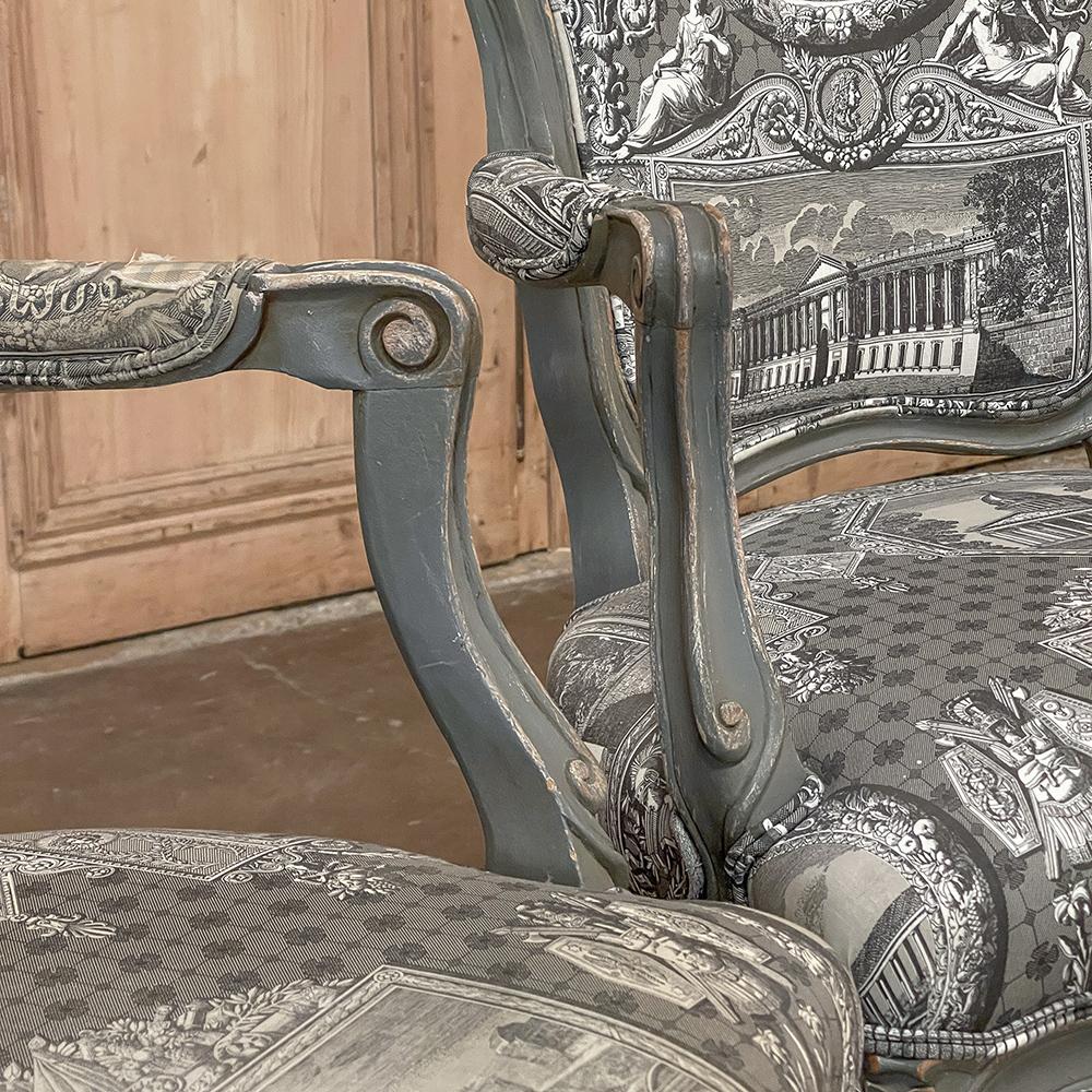 Paire de fauteuils français anciens peints de style Louis XV ~ Fauteuils en vente 7