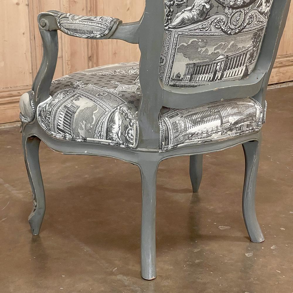 Paire de fauteuils français anciens peints de style Louis XV ~ Fauteuils en vente 13
