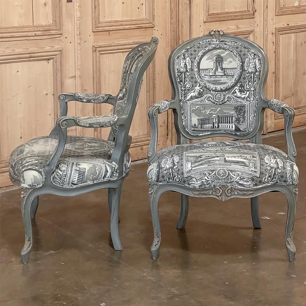 Tissu Paire de fauteuils français anciens peints de style Louis XV ~ Fauteuils en vente