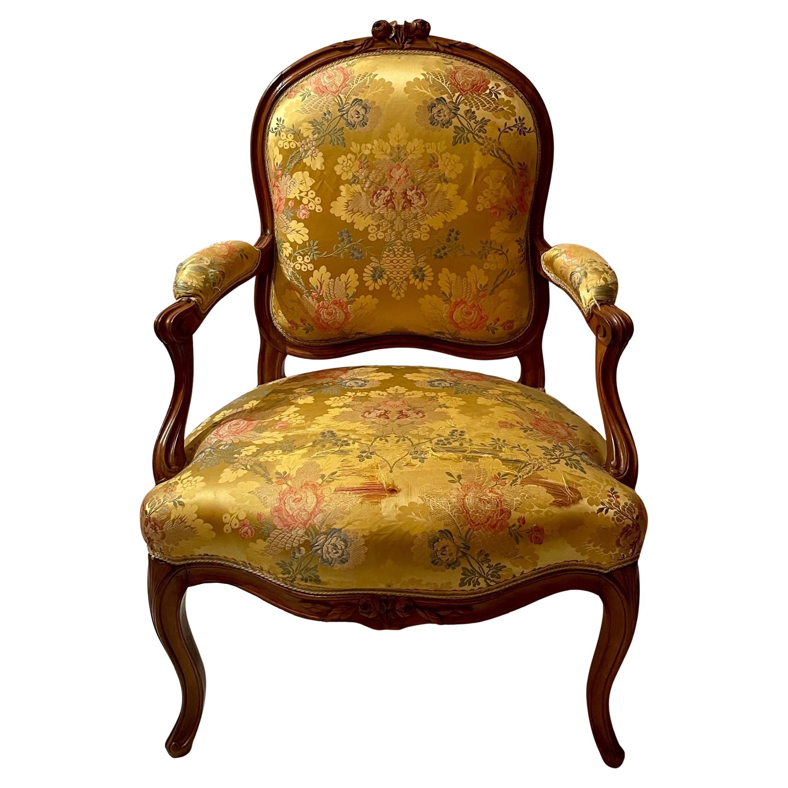 Paire d'anciens fauteuils en bois fruitier sculpté de style provincial français, vers 1890.