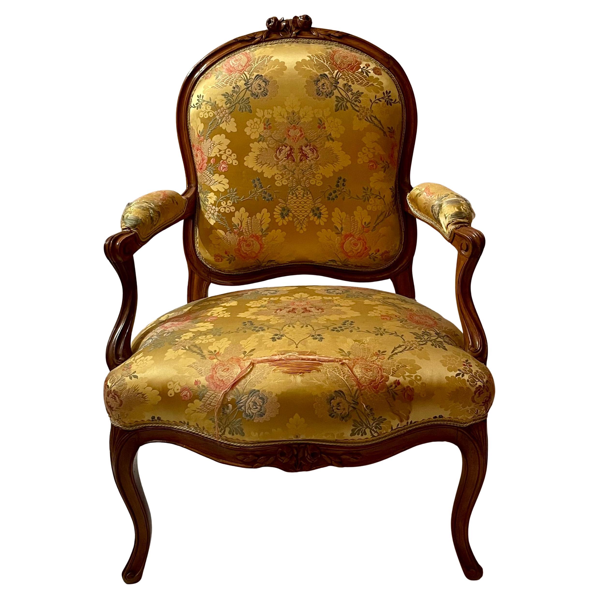 Provincial français Paire de fauteuils ou fauteuils provincial français anciens en bois fruitier sculpté, vers 1890 en vente