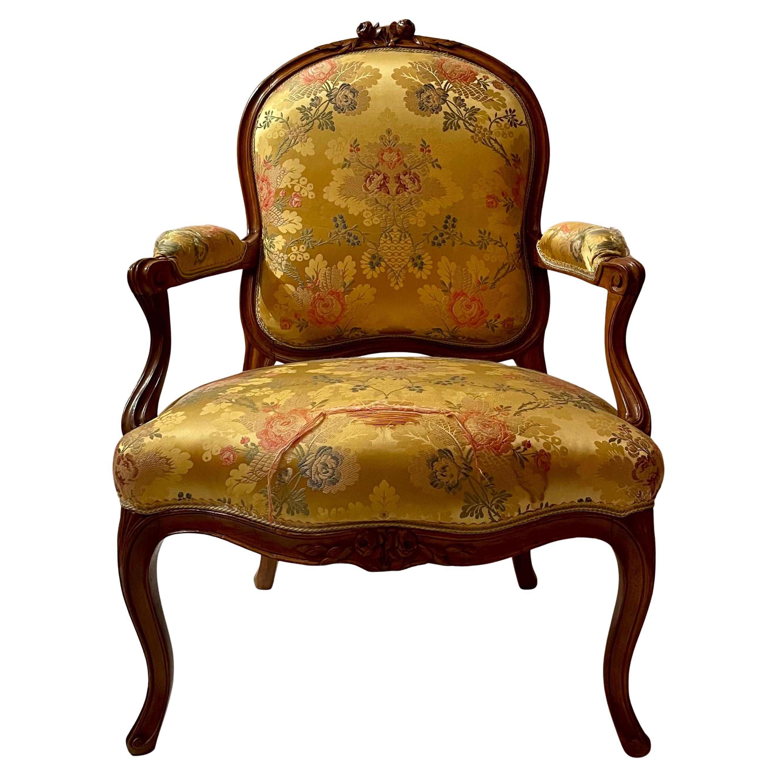 Français Paire de fauteuils ou fauteuils provincial français anciens en bois fruitier sculpté, vers 1890 en vente