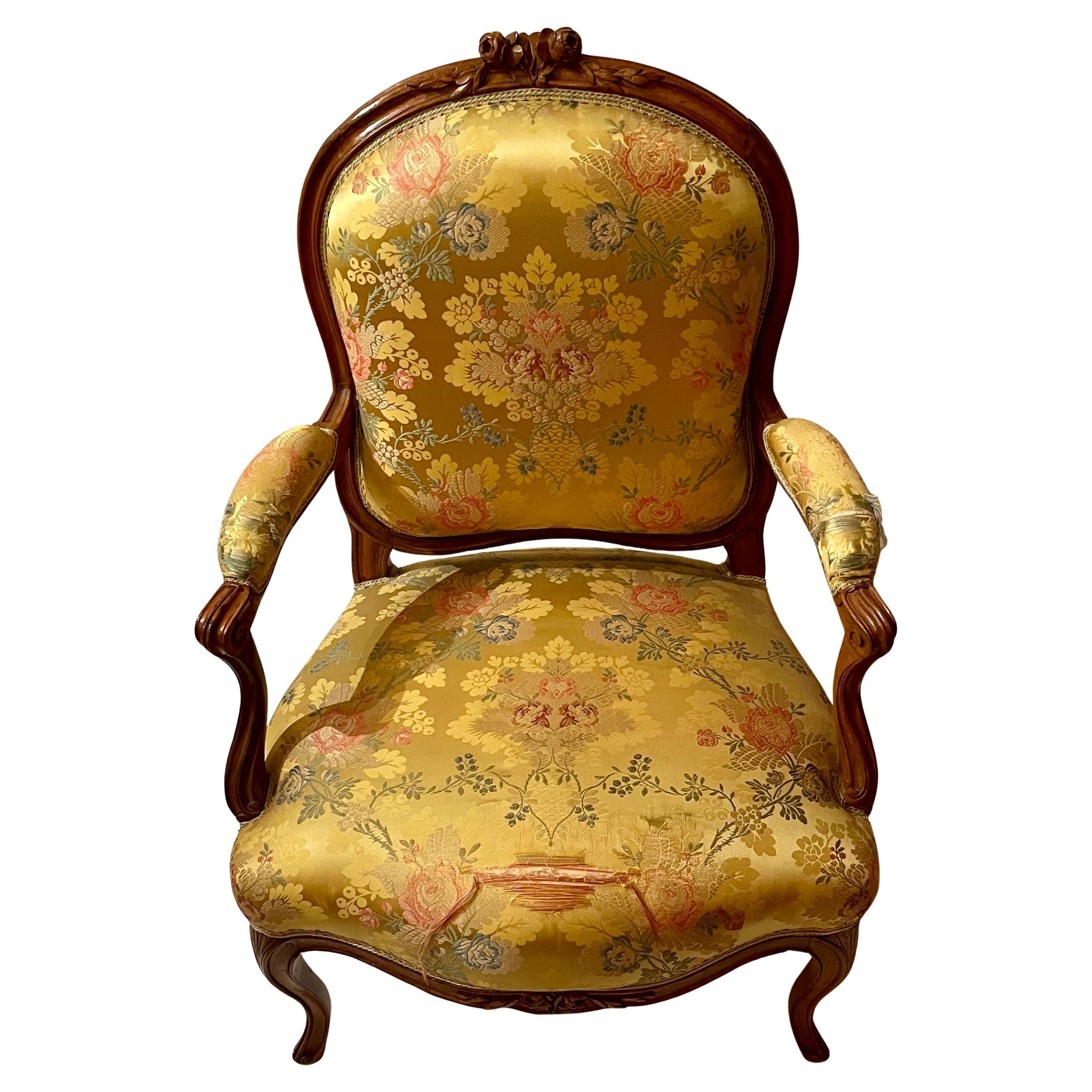 Paire de fauteuils ou fauteuils provincial français anciens en bois fruitier sculpté, vers 1890 Bon état - En vente à New Orleans, LA