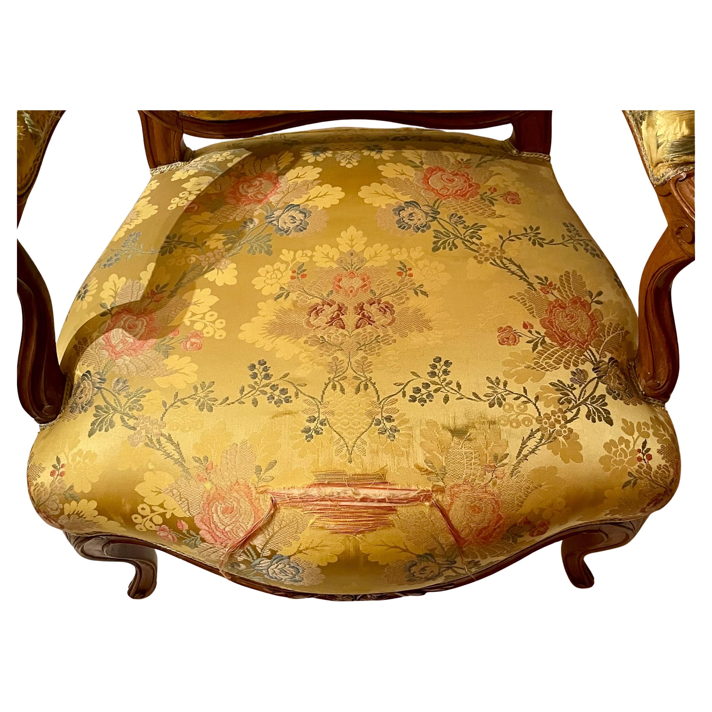 XIXe siècle Paire de fauteuils ou fauteuils provincial français anciens en bois fruitier sculpté, vers 1890 en vente
