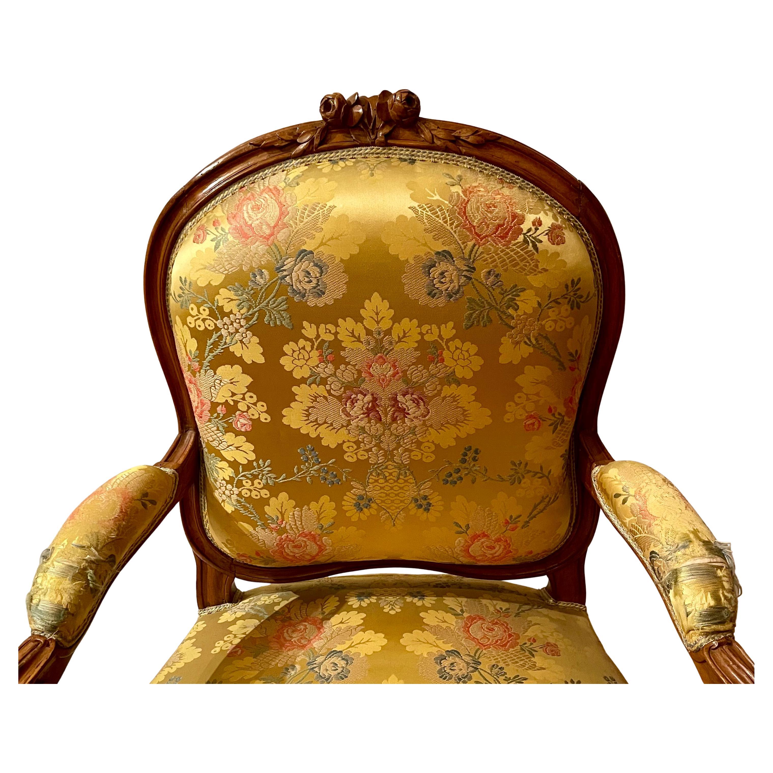Fruitiers Paire de fauteuils ou fauteuils provincial français anciens en bois fruitier sculpté, vers 1890 en vente