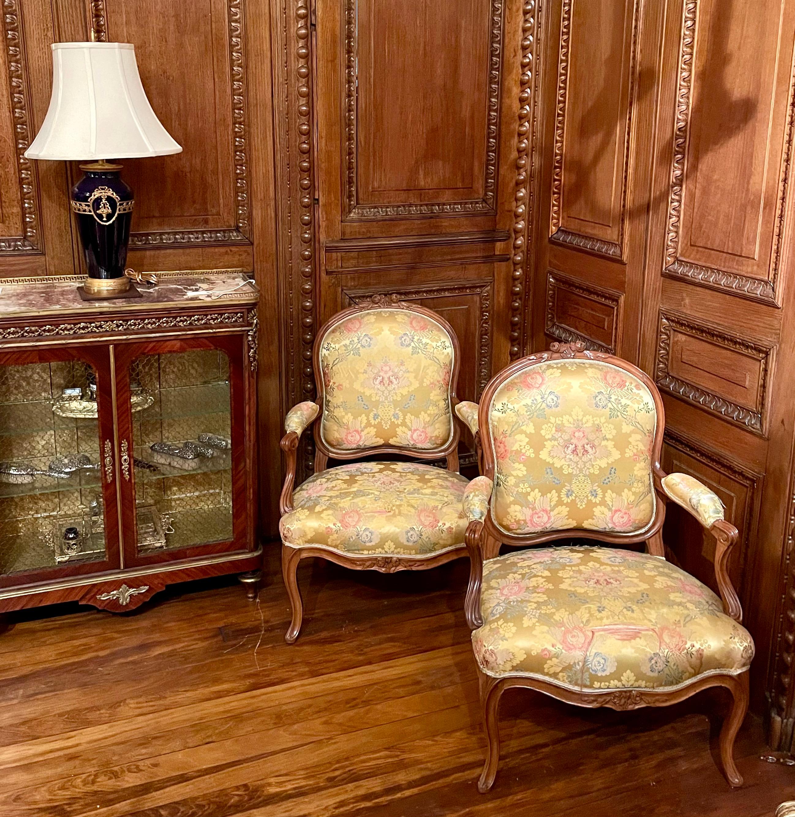 Paire de fauteuils ou fauteuils provincial français anciens en bois fruitier sculpté, vers 1890 en vente 2