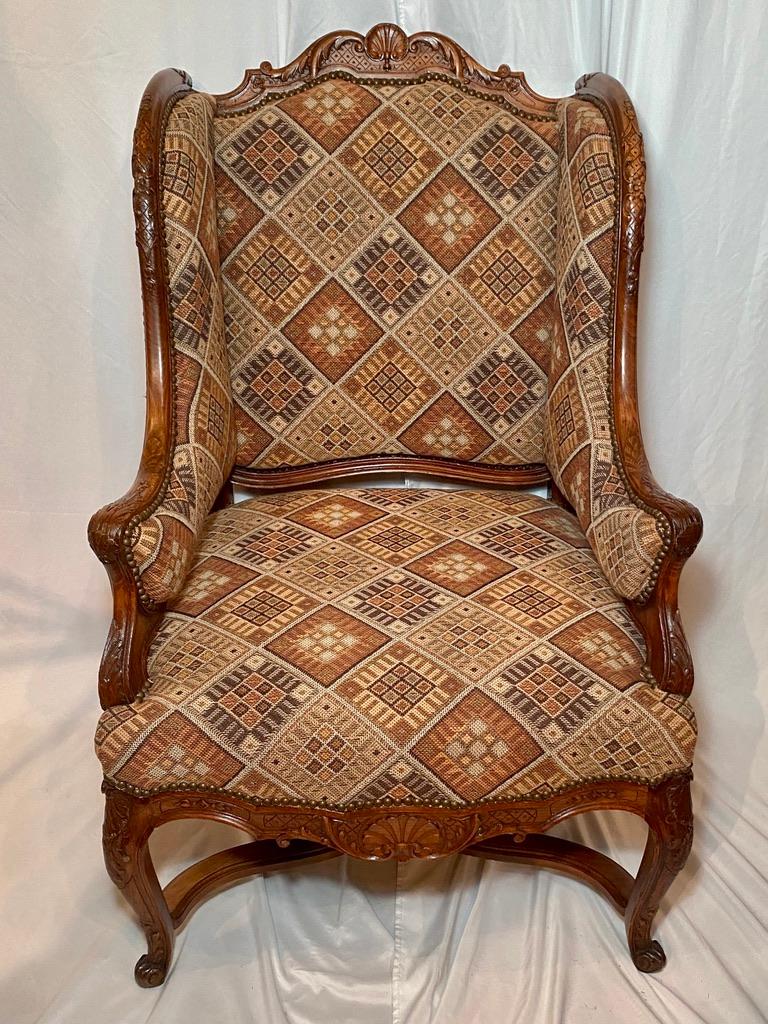 Paar antike Französisch Provincial geschnitzt Nussbaum bergeres, ca. 1890.