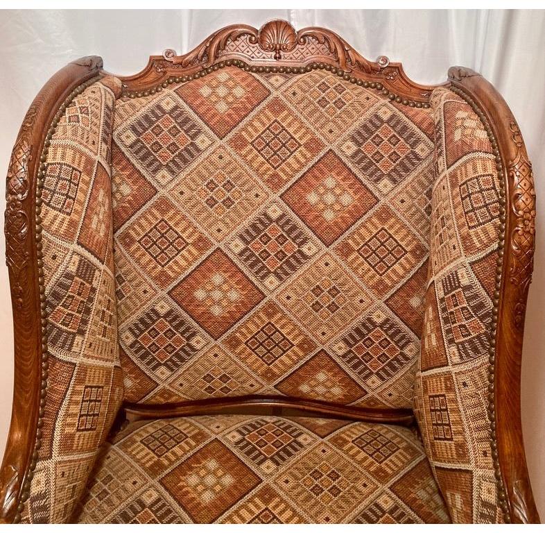 Paar antike Bergeres aus geschnitztem Nussbaumholz im französischen Provinzstil, um 1890 (Französisch) im Angebot