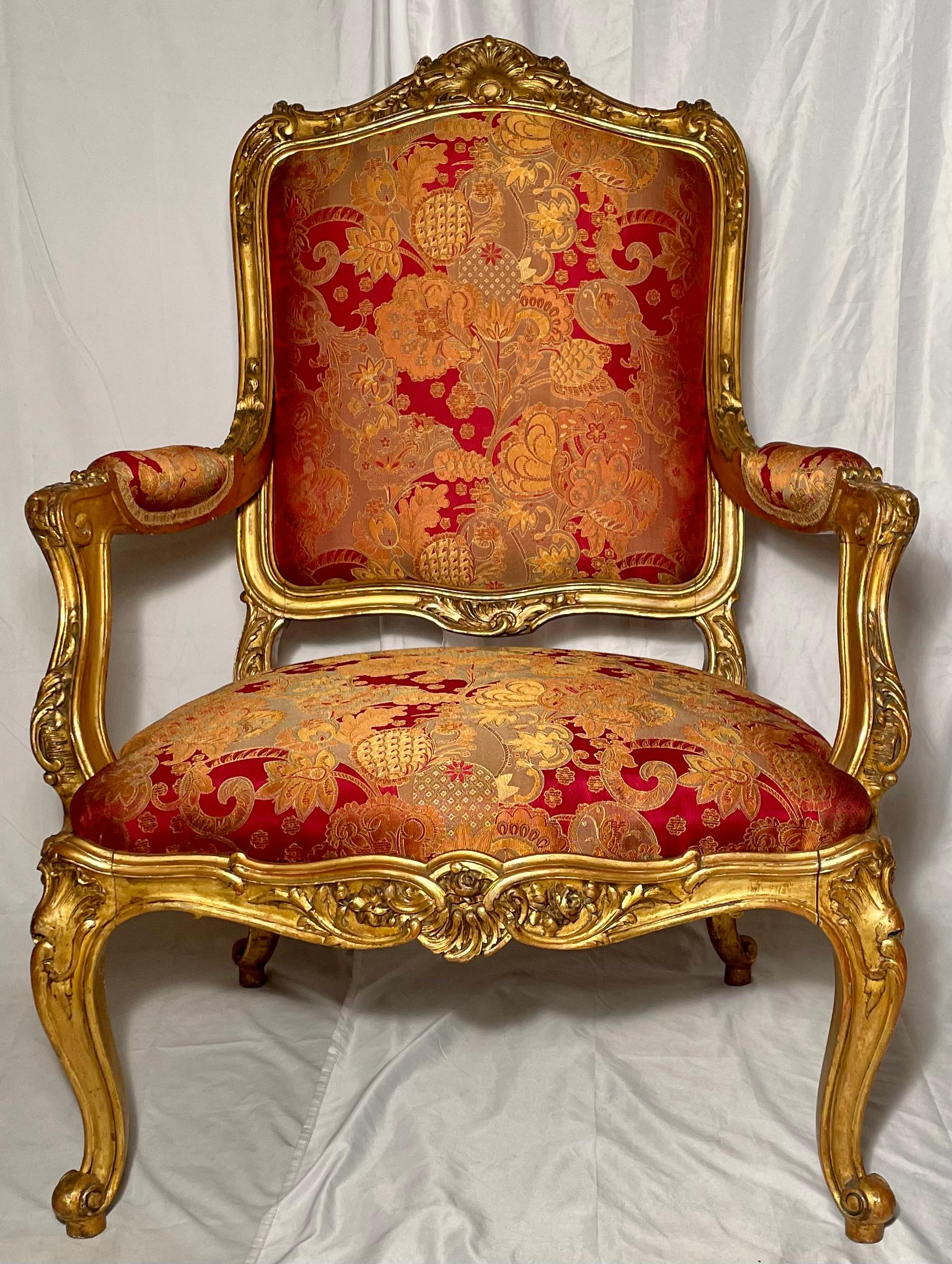 Paire de fauteuils anciens français Régence à feuilles d'or, vers 1880. Nouvellement tapissé d'un magnifique tissu bleu sarcelle d'époque.