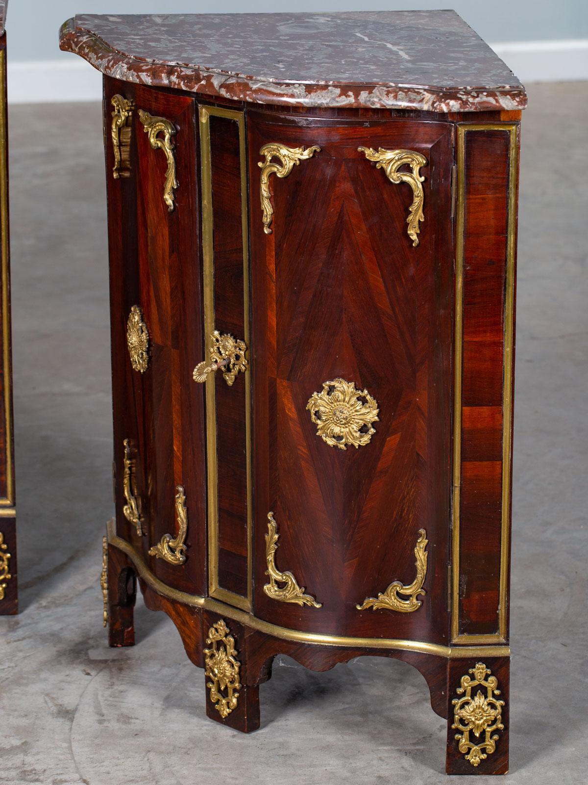 Pair of Antique French Régence Palisander Marble Top Corner Cabinets, circa 1740 For Sale 4