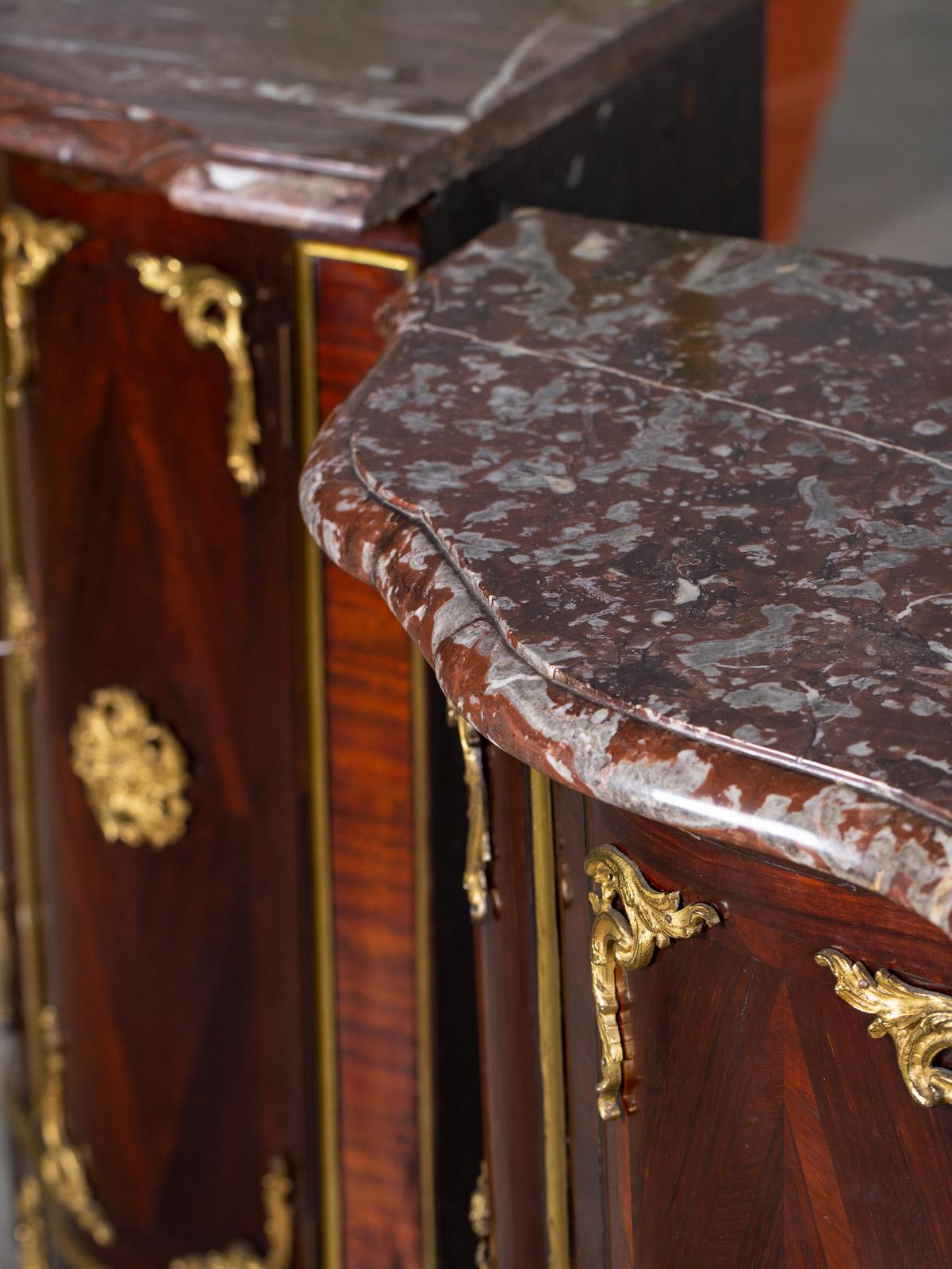 Pair of Antique French Régence Palisander Marble Top Corner Cabinets, circa 1740 For Sale 5