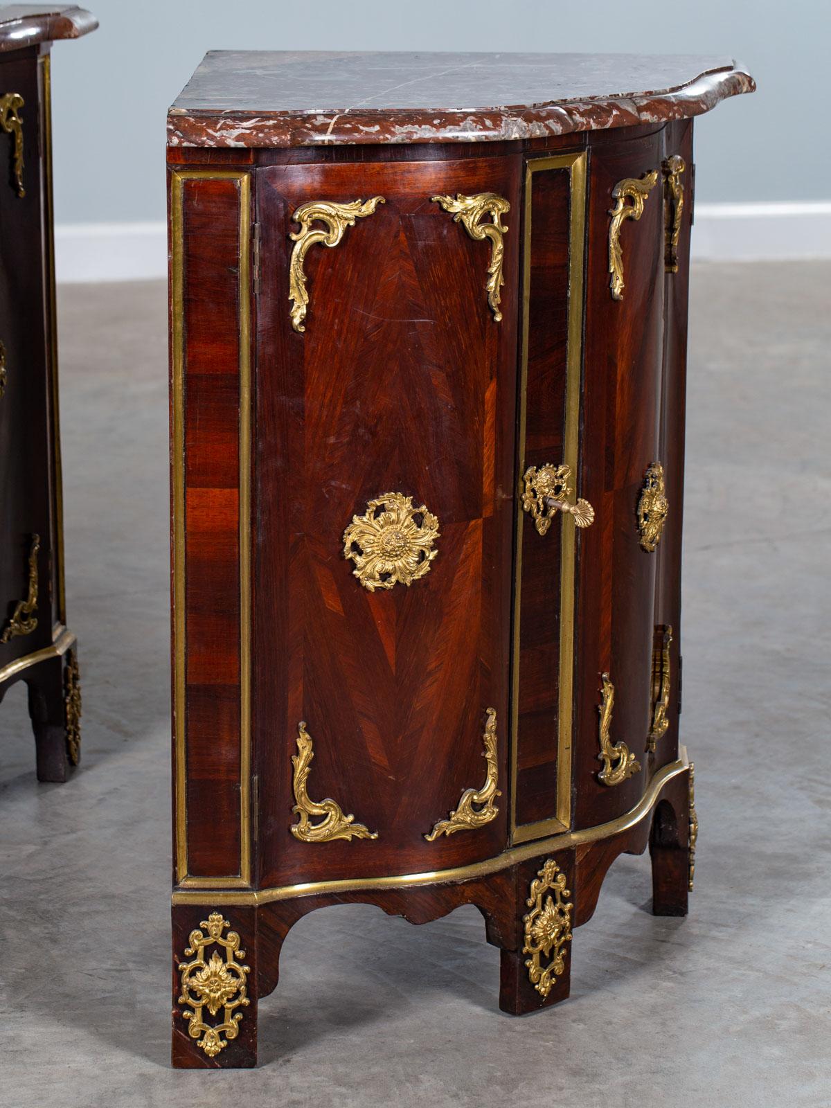 Pair of Antique French Régence Palisander Marble Top Corner Cabinets, circa 1740 For Sale 11