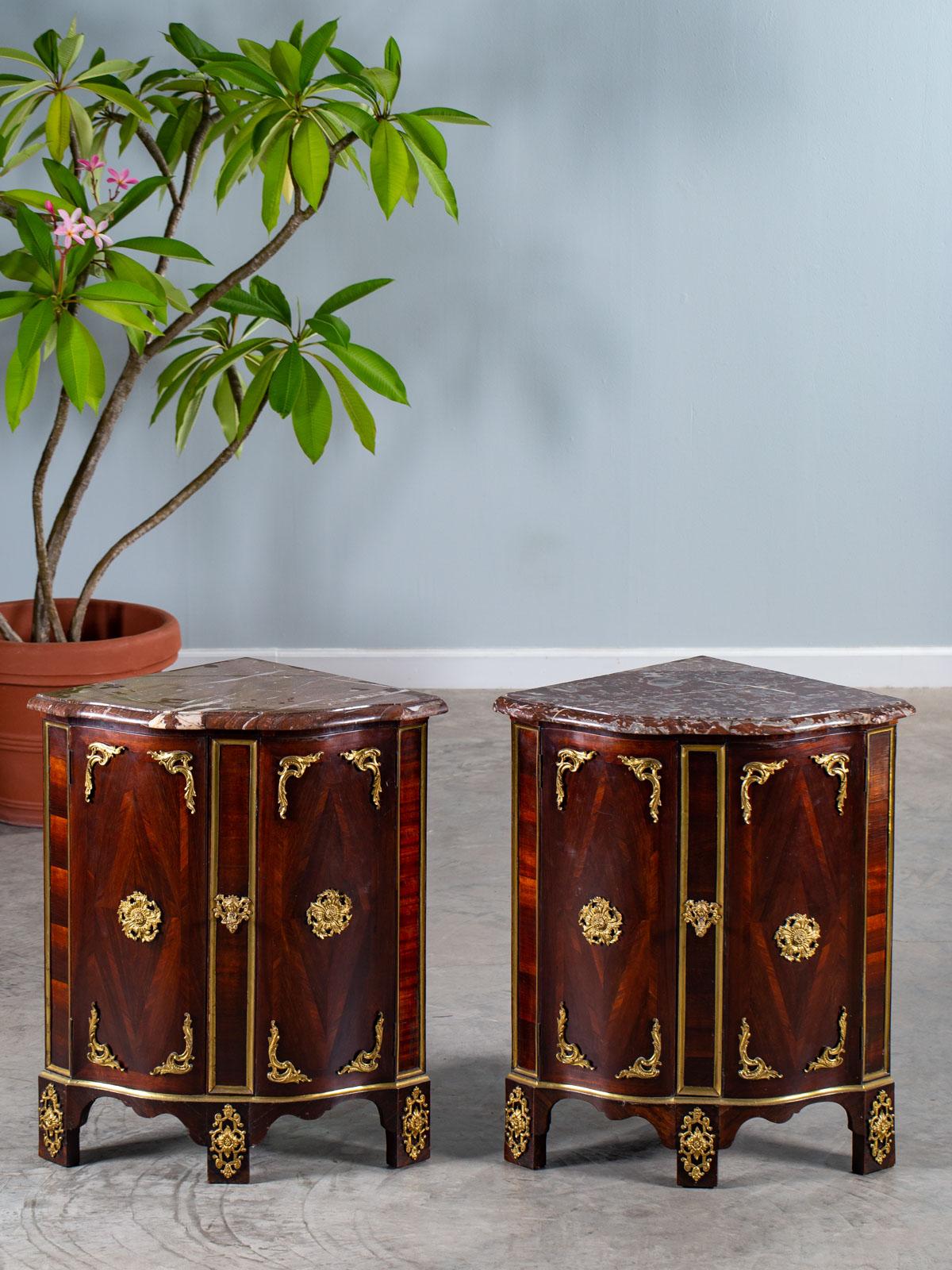 Hand-Carved Pair of Antique French Régence Palisander Marble Top Corner Cabinets, circa 1740 For Sale