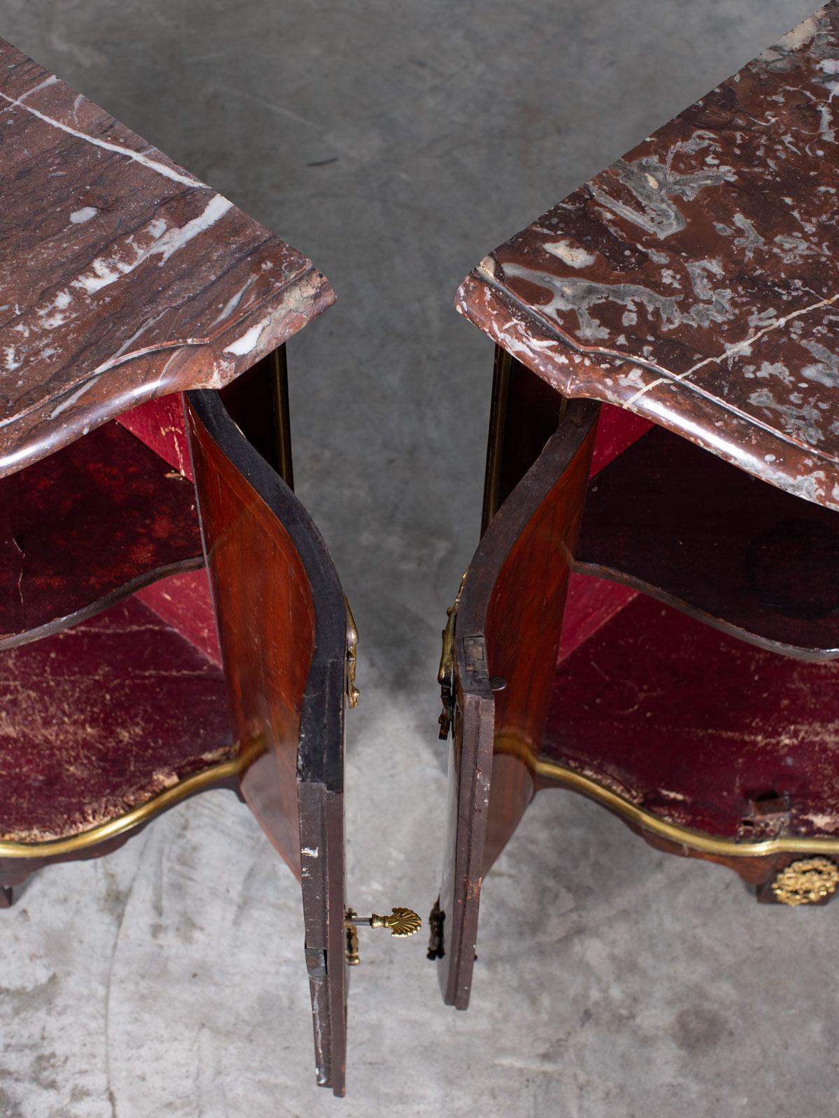 Pair of Antique French Régence Palisander Marble Top Corner Cabinets, circa 1740 For Sale 1