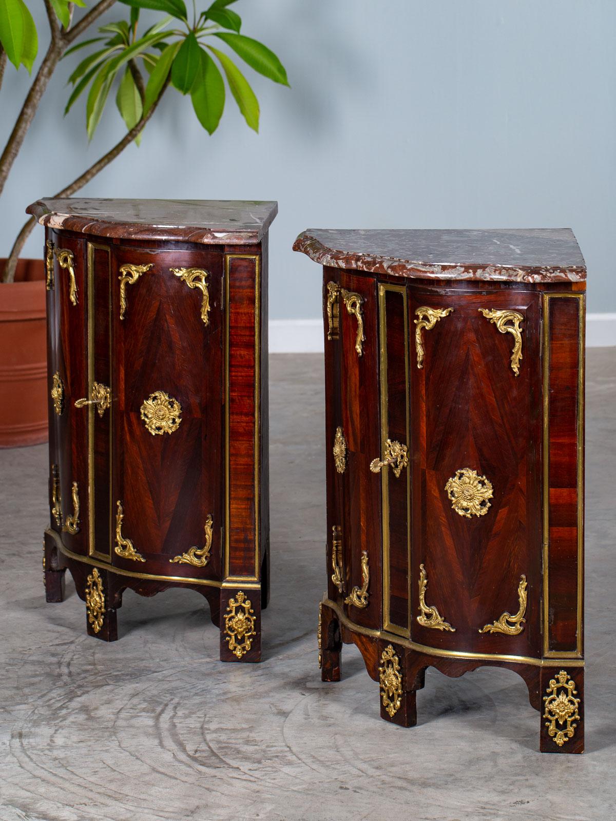 Pair of Antique French Régence Palisander Marble Top Corner Cabinets, circa 1740 For Sale 2
