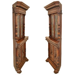 Coppia di armadi ad angolo in rovere intagliato e Stained Glass di Antique French Revival