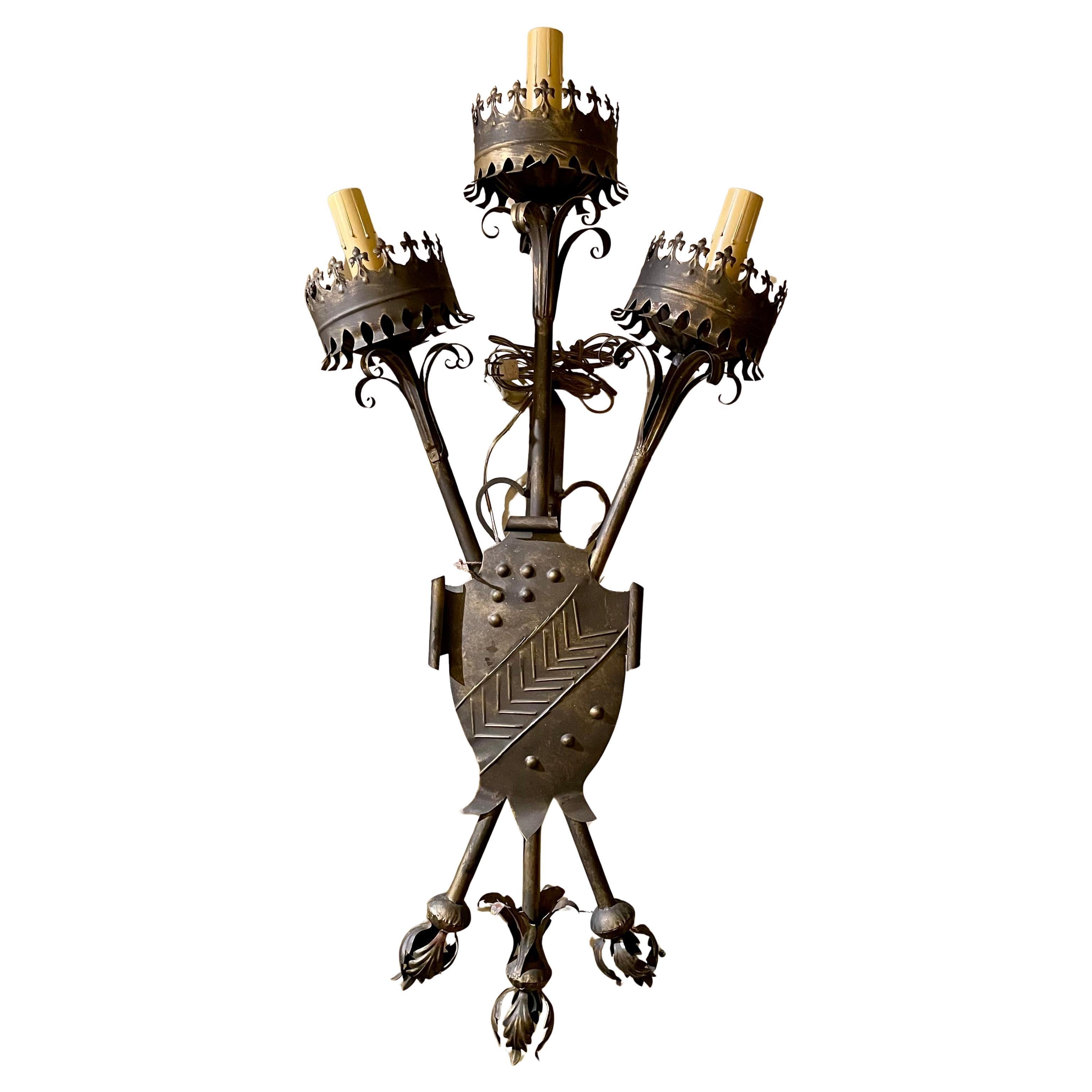 Coppia di antiche lampade rinascimentali francesi, CIRCA 1900. In condizioni buone in vendita a New Orleans, LA