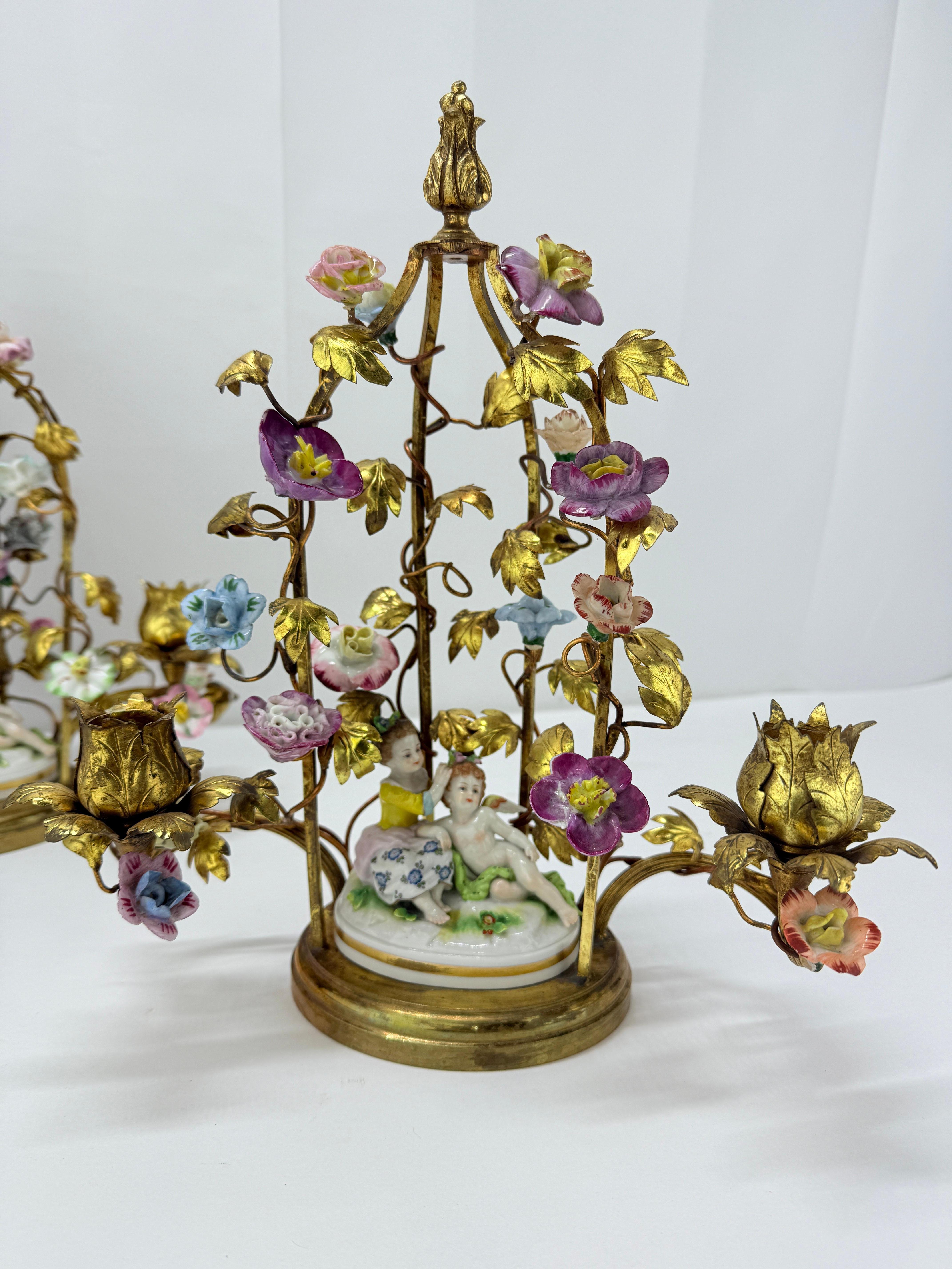 Pareja, Antique French Rococo Bronce Enredadera y Porcelana Floral Candelabro Rococó