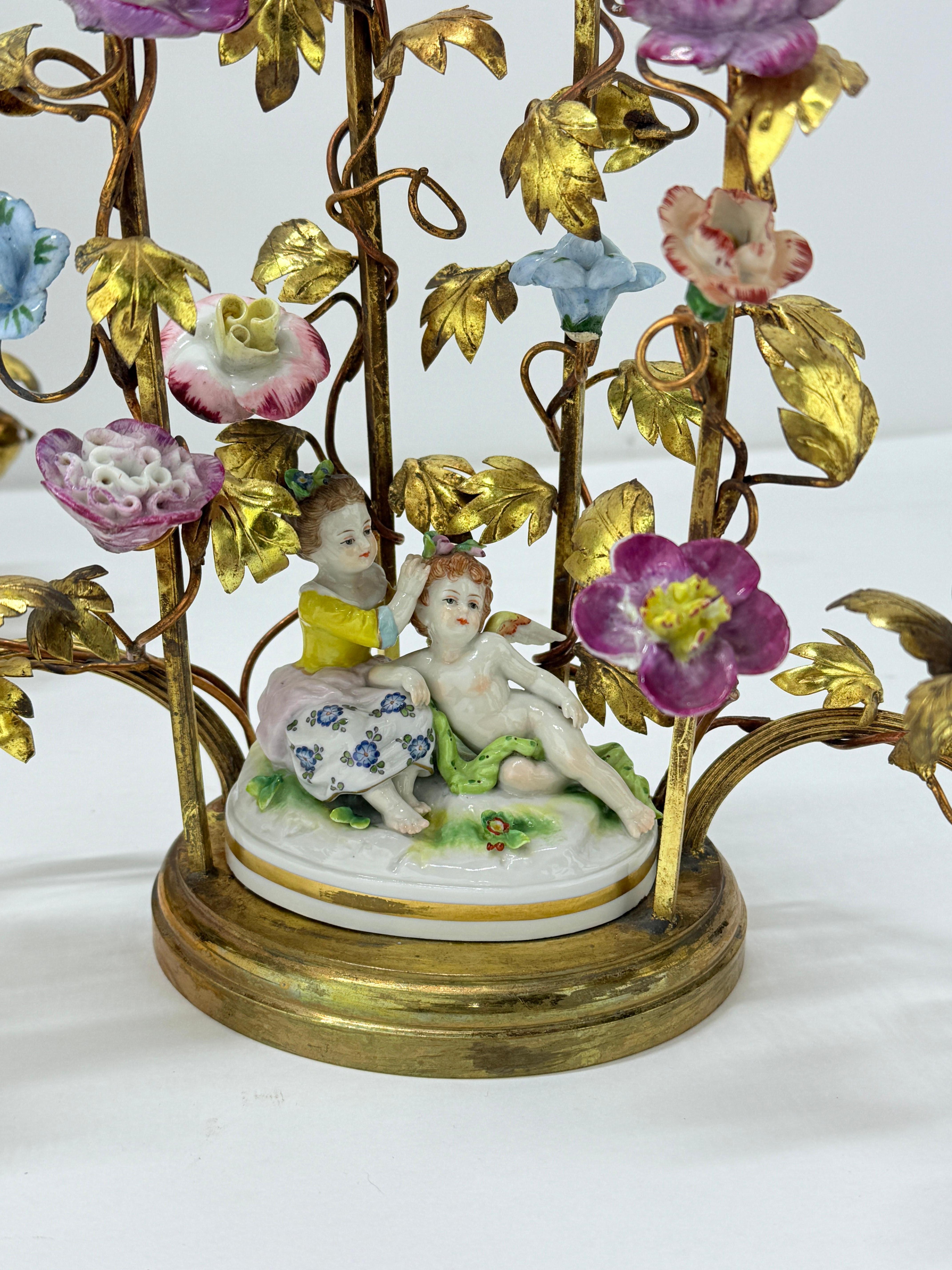 Pareja, Antique French Rococo Bronce Enredadera y Porcelana Floral Candelabro Francés