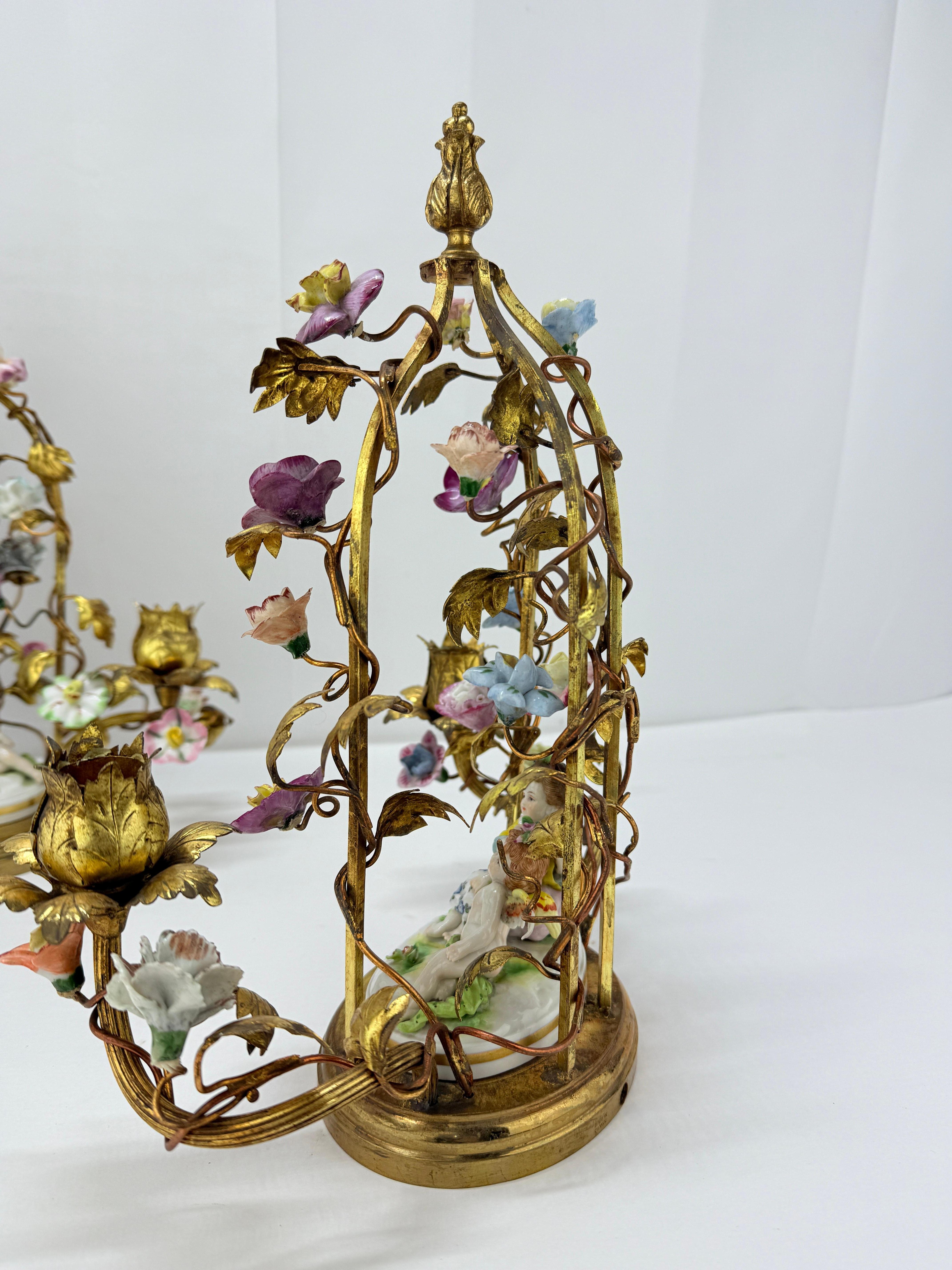 Pareja, Antique French Rococo Bronce Enredadera y Porcelana Floral Candelabro en Bueno Estado en Atlanta, GA