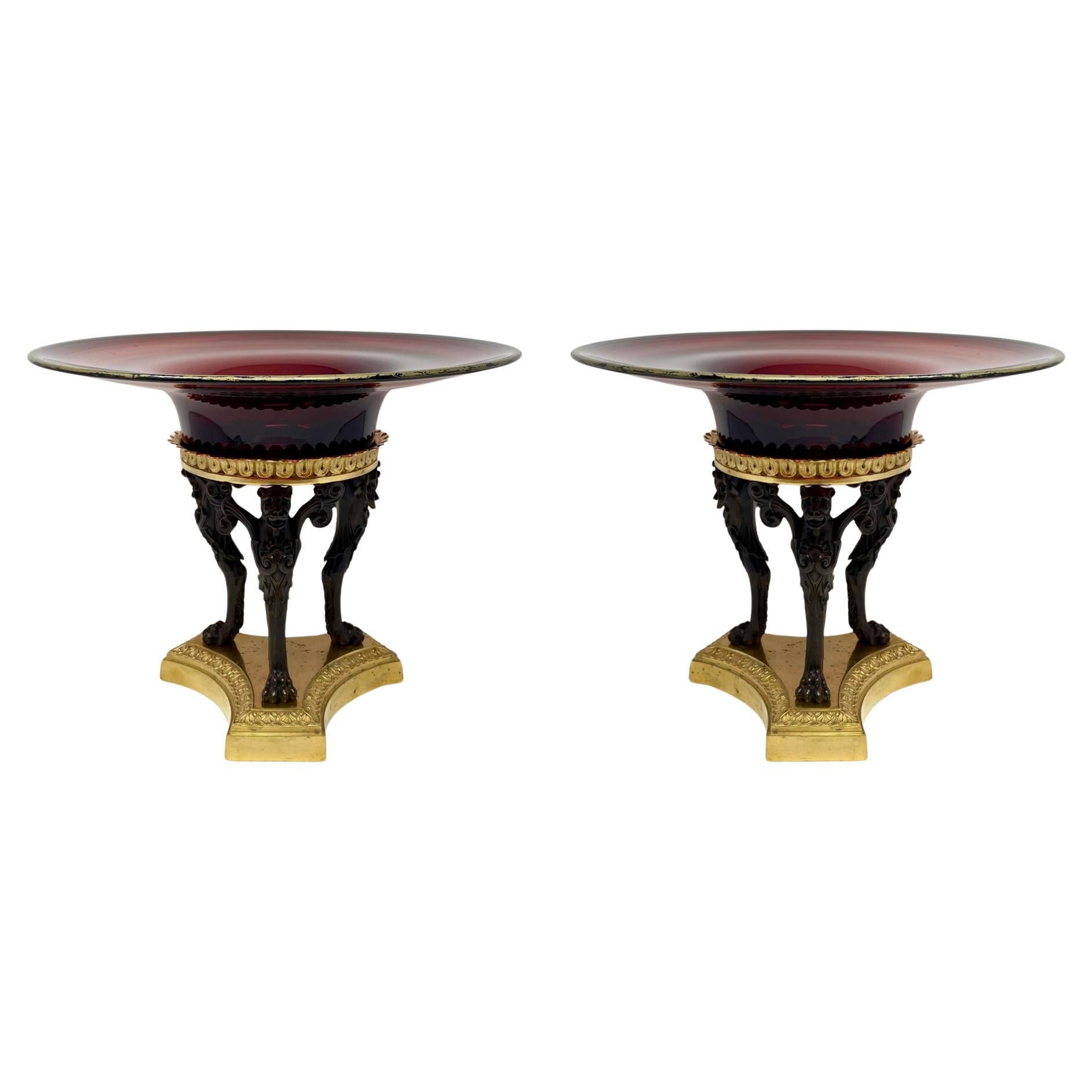 Paire de tazzas françaises anciennes en verre rubis et bronze d' Ore, vers les années 1920
Magnifiques bases en bronze patiné et en bronze doré.