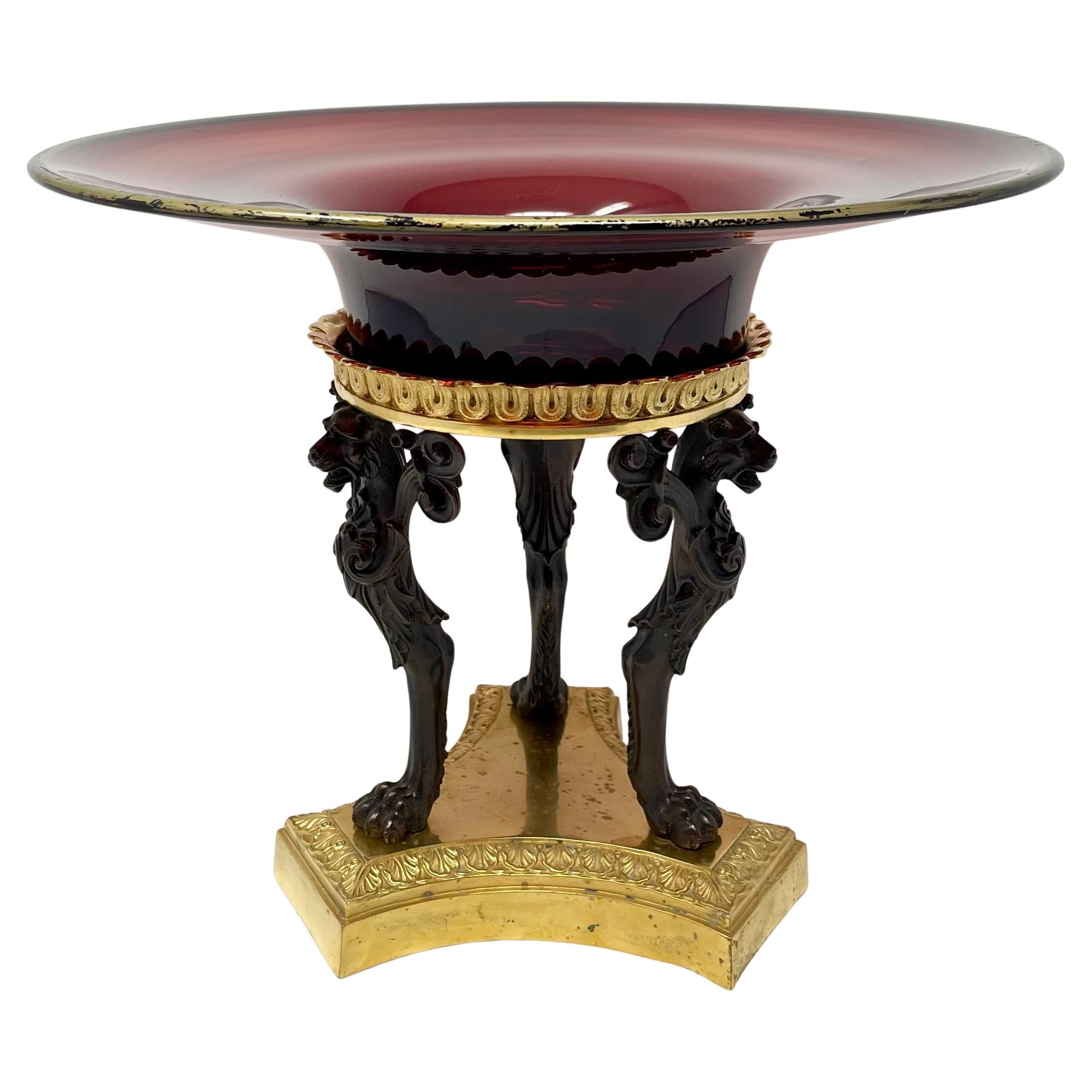 Français Paire de tazzas françaises anciennes en verre rubis et bronze d' Ore, vers les années 1920 en vente