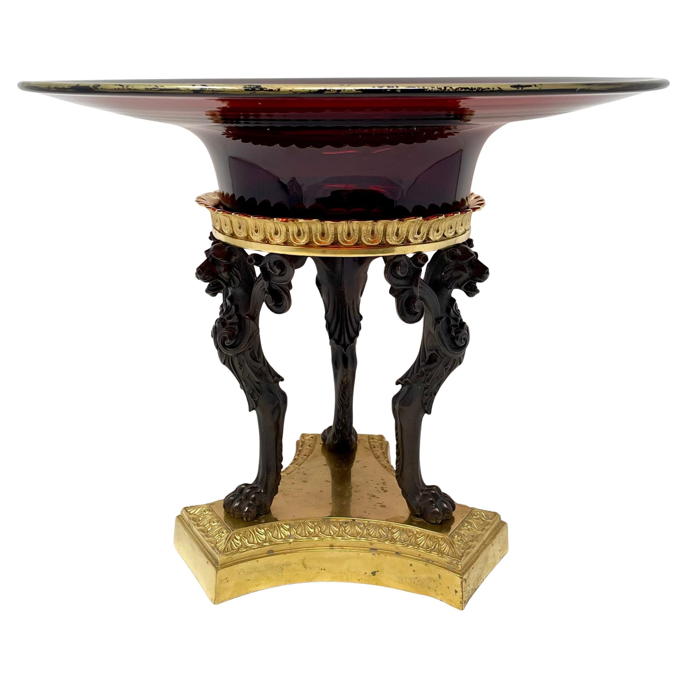 Paire de tazzas françaises anciennes en verre rubis et bronze d' Ore, vers les années 1920 Bon état - En vente à New Orleans, LA