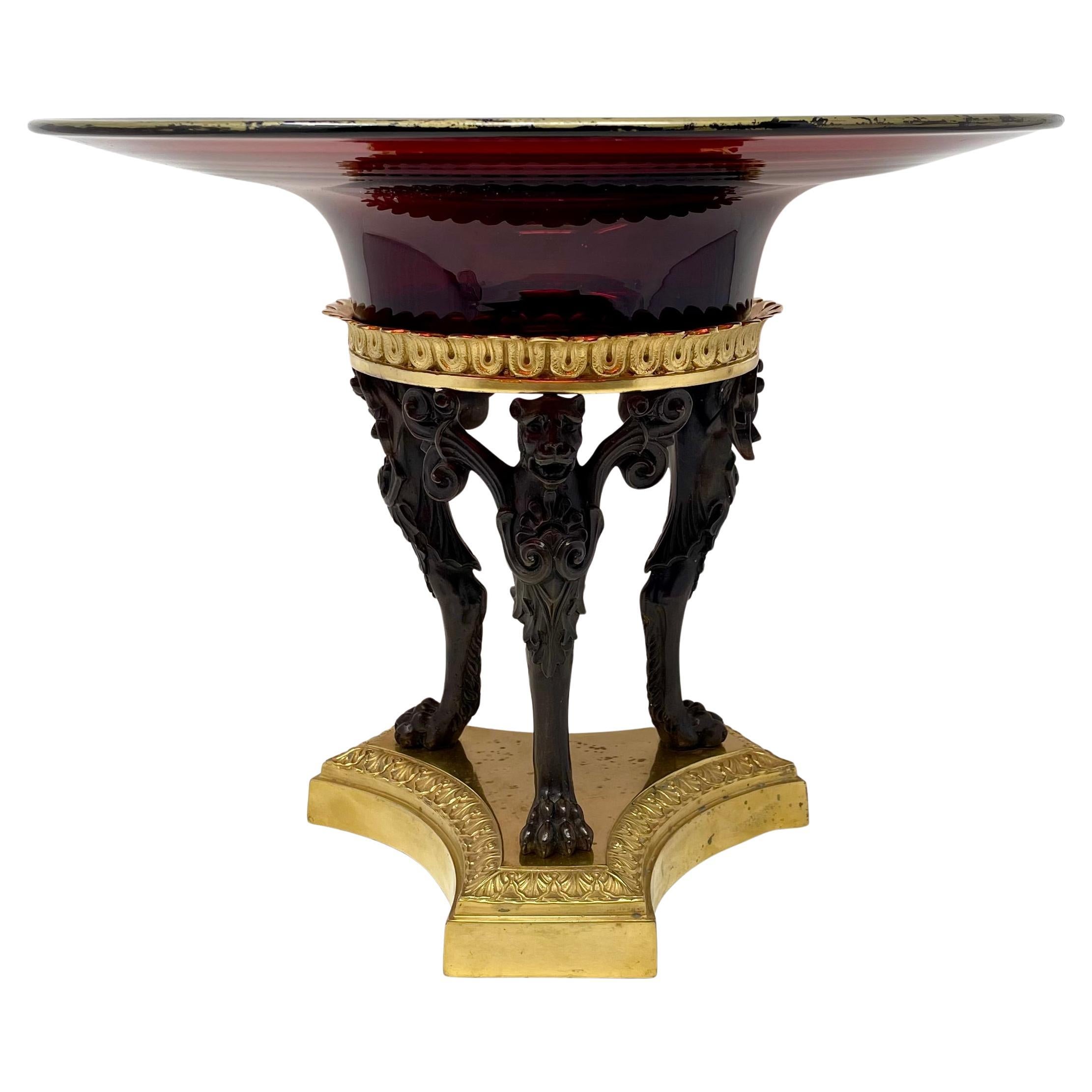 Bronze Paire de tazzas françaises anciennes en verre rubis et bronze d' Ore, vers les années 1920 en vente