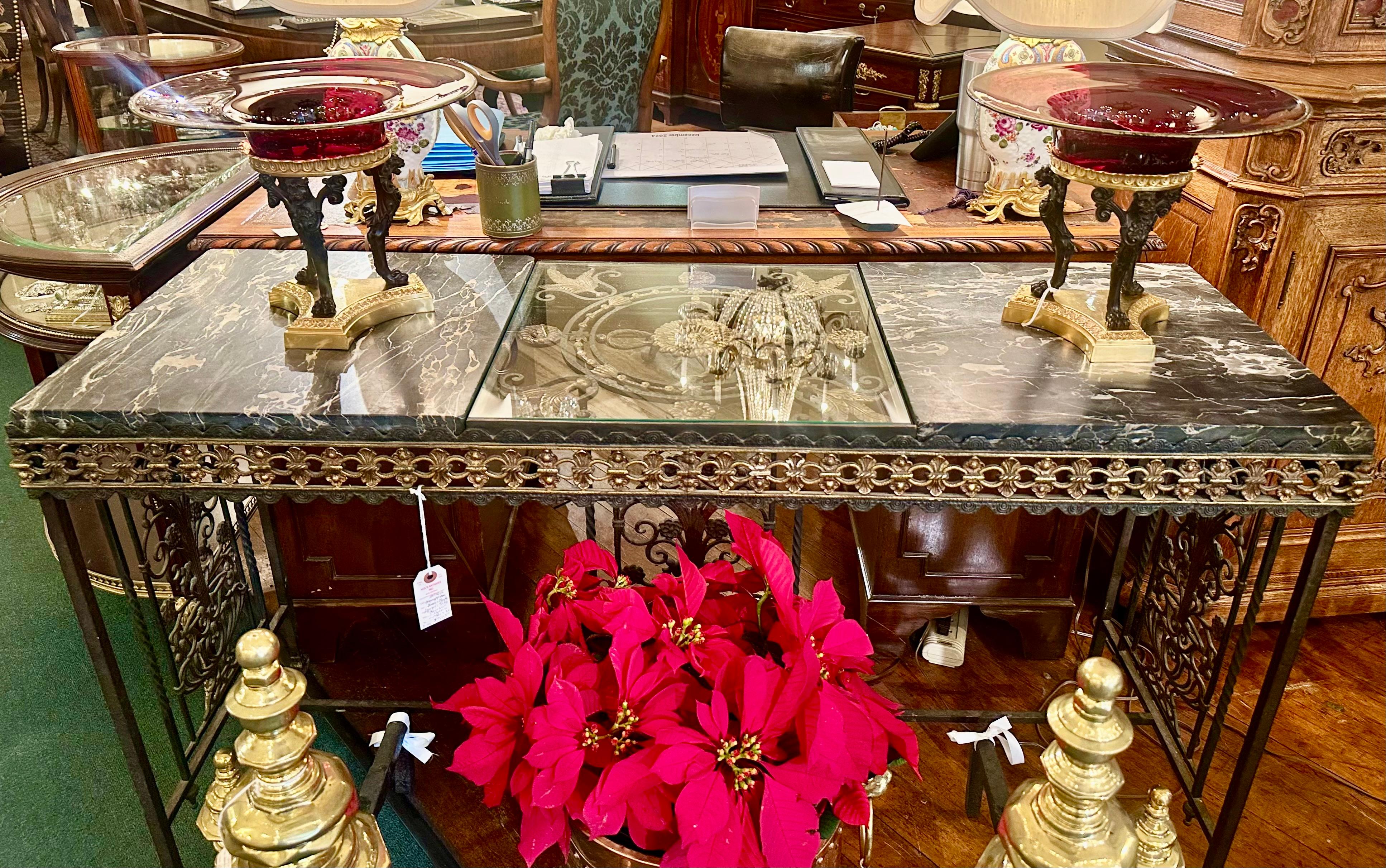 Paire de tazzas françaises anciennes en verre rubis et bronze d' Ore, vers les années 1920 en vente 3