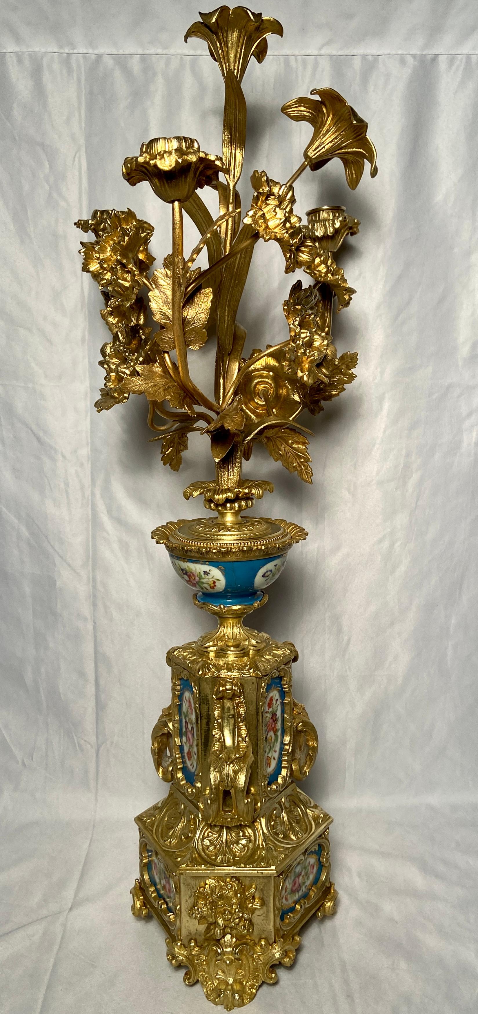 Paire de candélabres anciens en porcelaine bleue de Sèvres et bronze doré, vers 1885-1895.