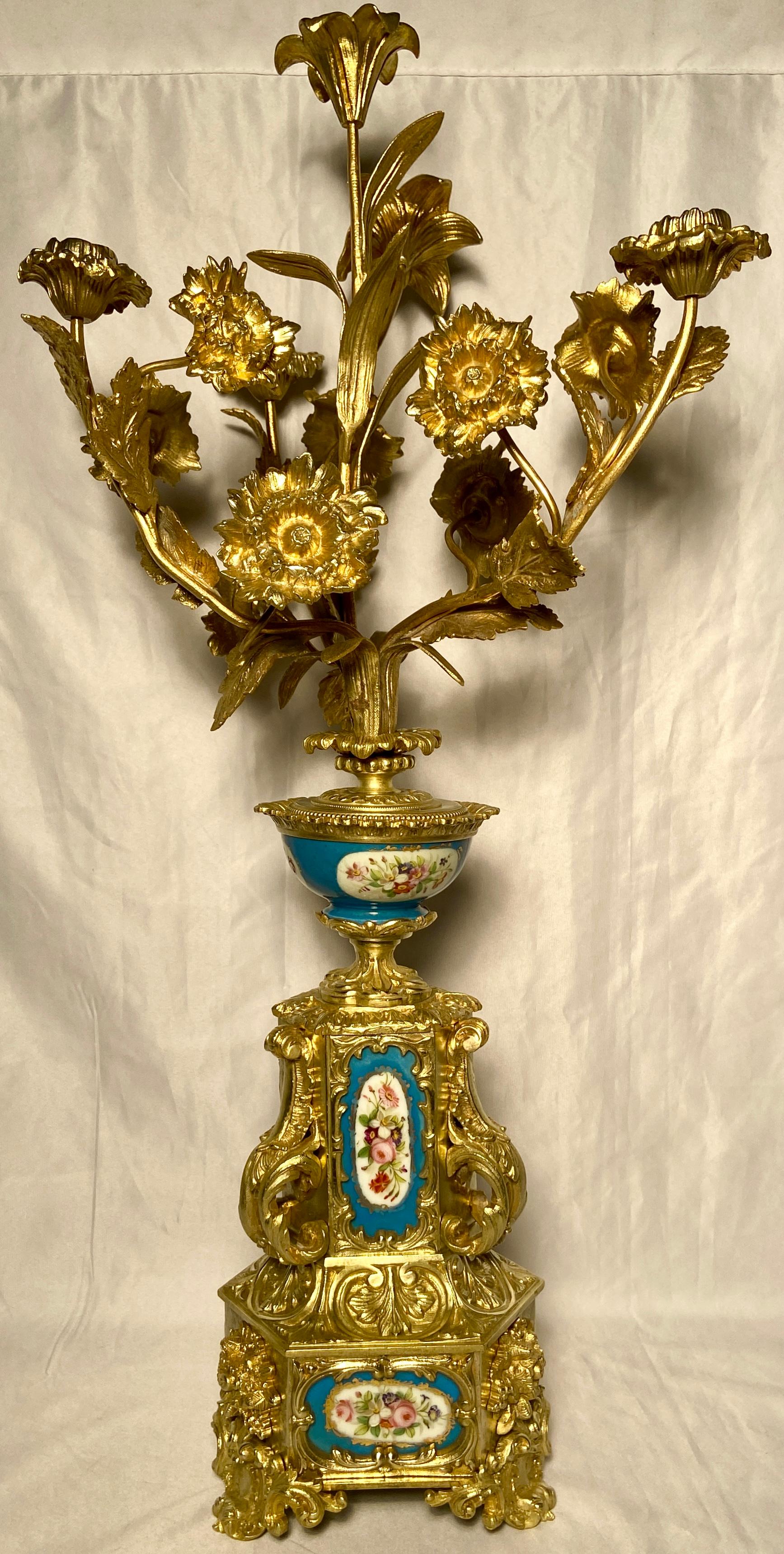 Français Paire de candélabres français anciens Svres en porcelaine bleue et bronze doré, vers 1885-1895 en vente