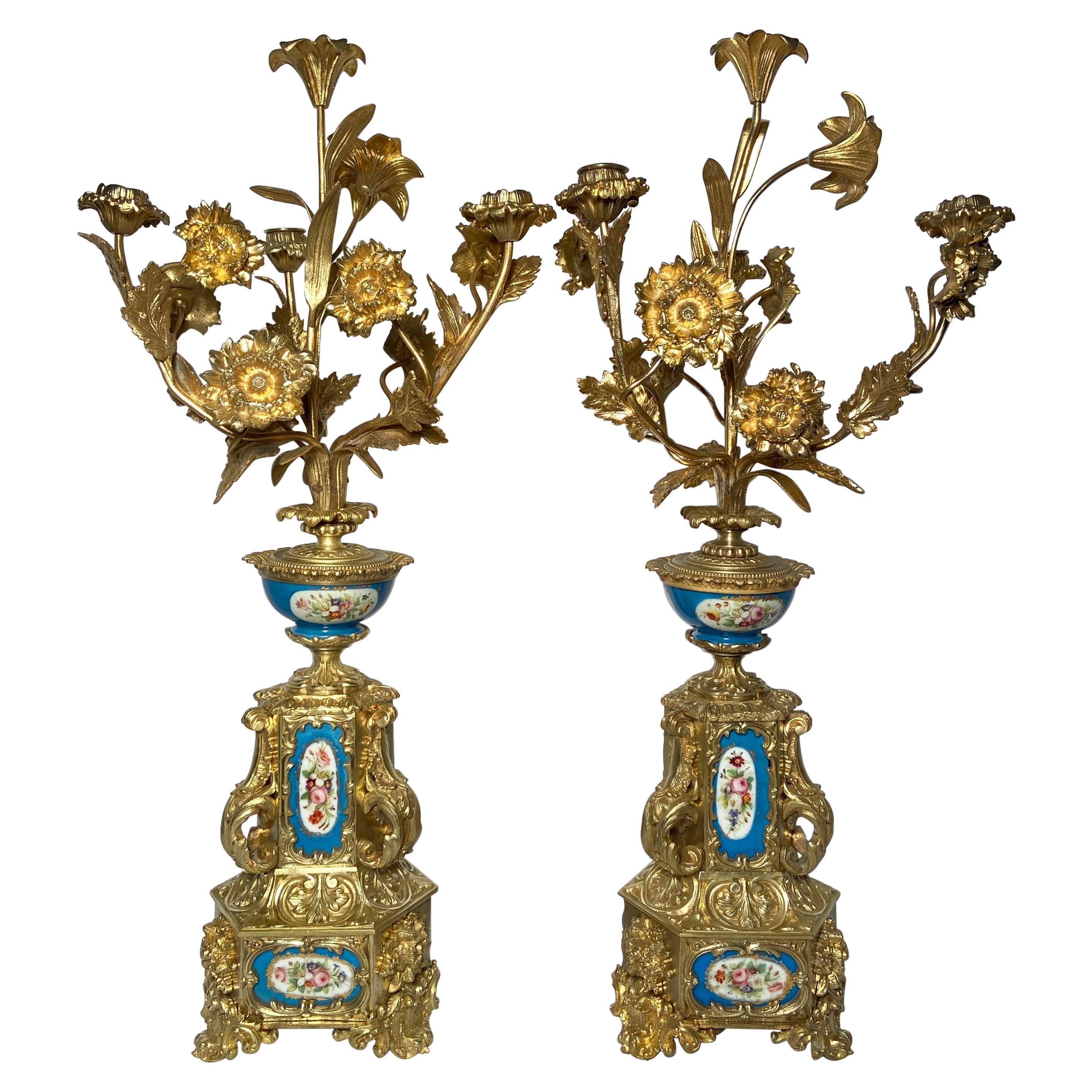 Pareja de Antiguos Candelabros Franceses de Porcelana Azul y Bronce Dorado de Sèvres, ca 1885-1895