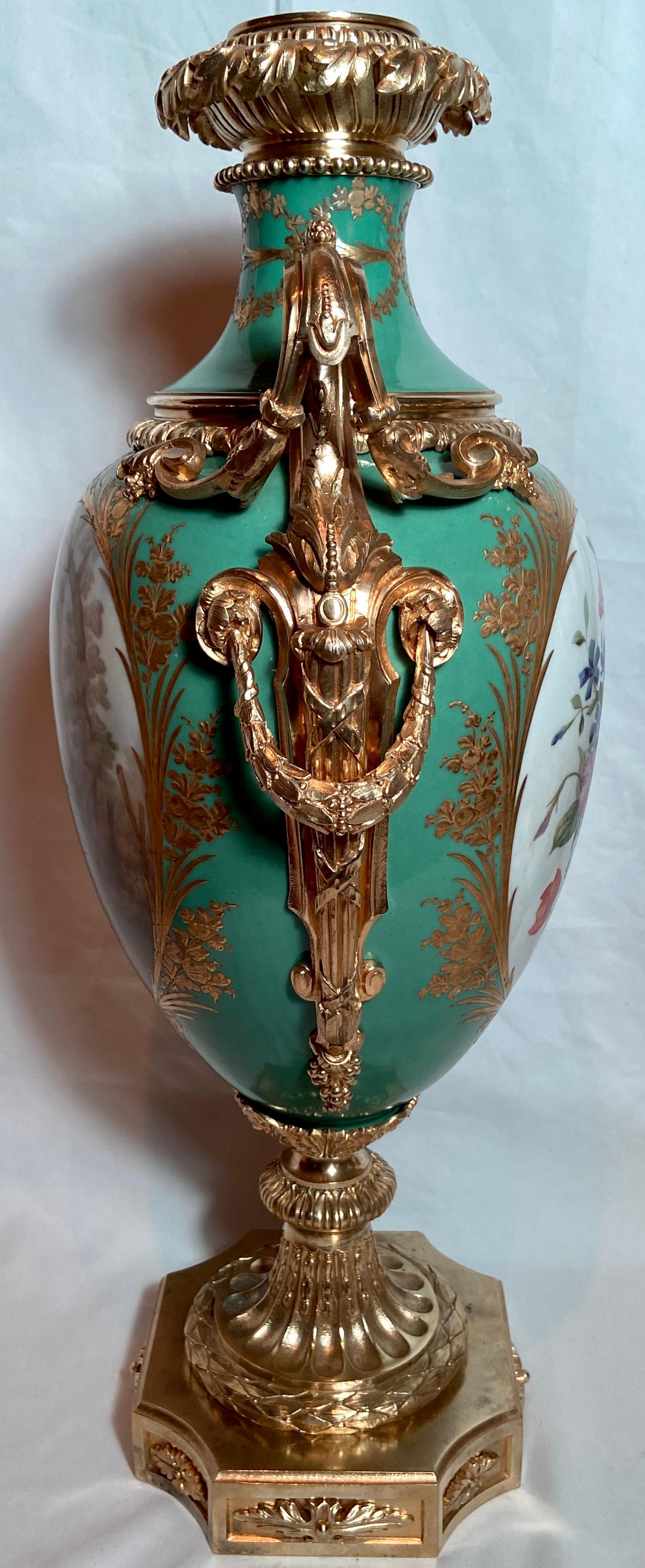 Francese Coppia di antichi vasi da notte in porcellana verde di Sèvres e bronzo D. A., 1880 ca. in vendita