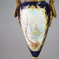 Paire d'urnes anciennes en porcelaine de Sèvres peinte à la main, en champleve et en bronze, 19e siècle