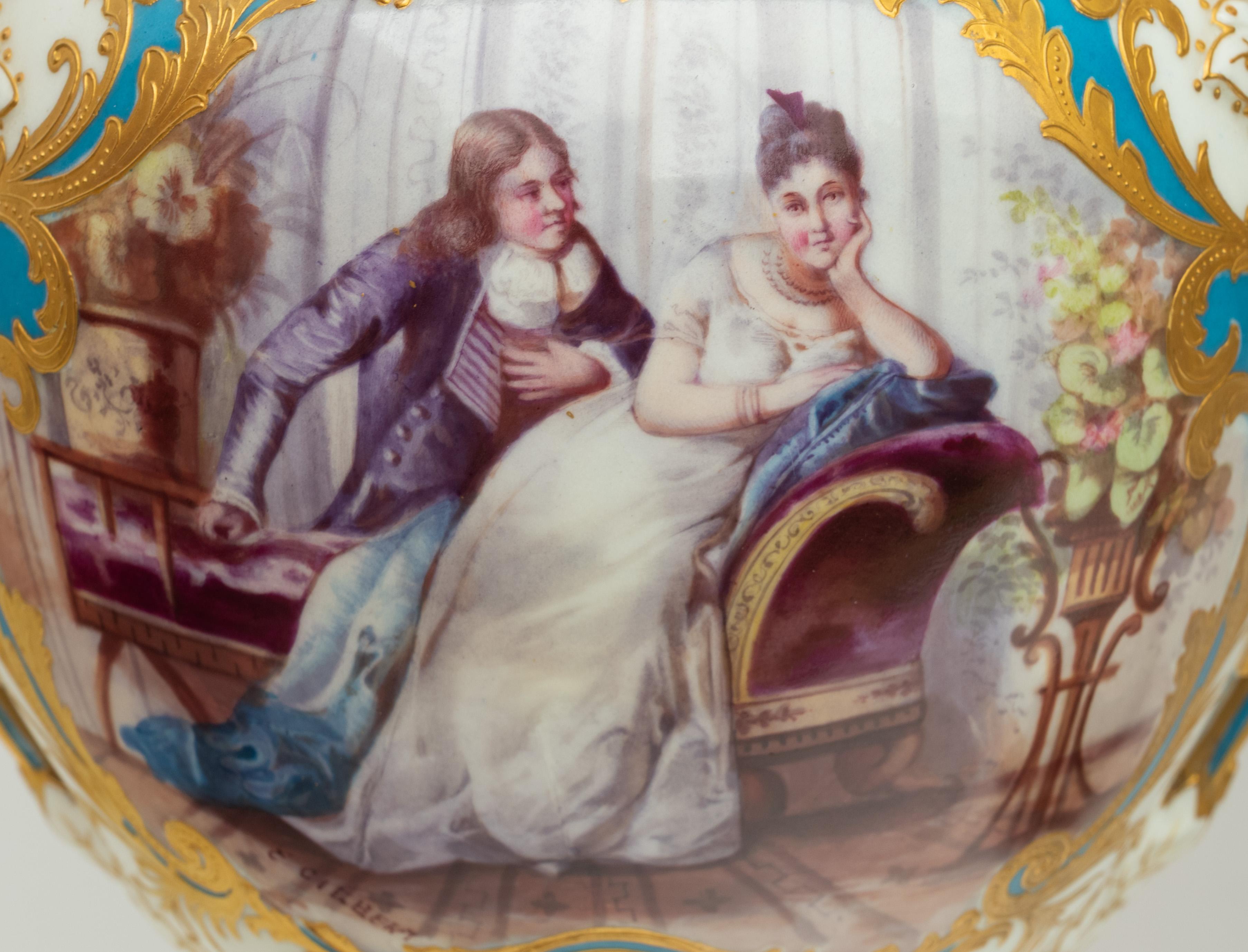 Paire d'urnes anciennes en porcelaine de Sèvres peinte à la main et dorée signée 1890 en vente 5