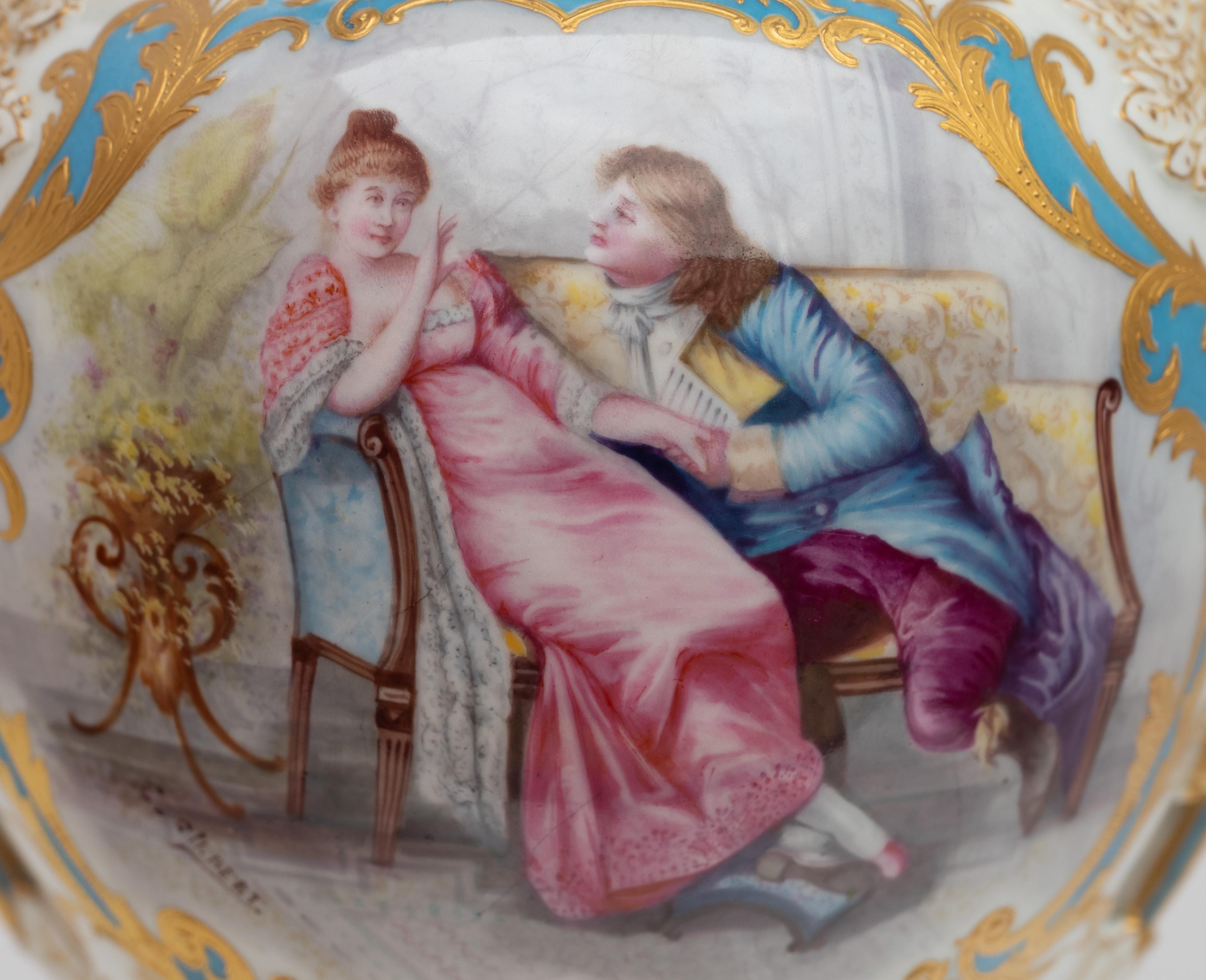 Paire d'urnes anciennes en porcelaine de Sèvres peinte à la main et dorée signée 1890 en vente 6