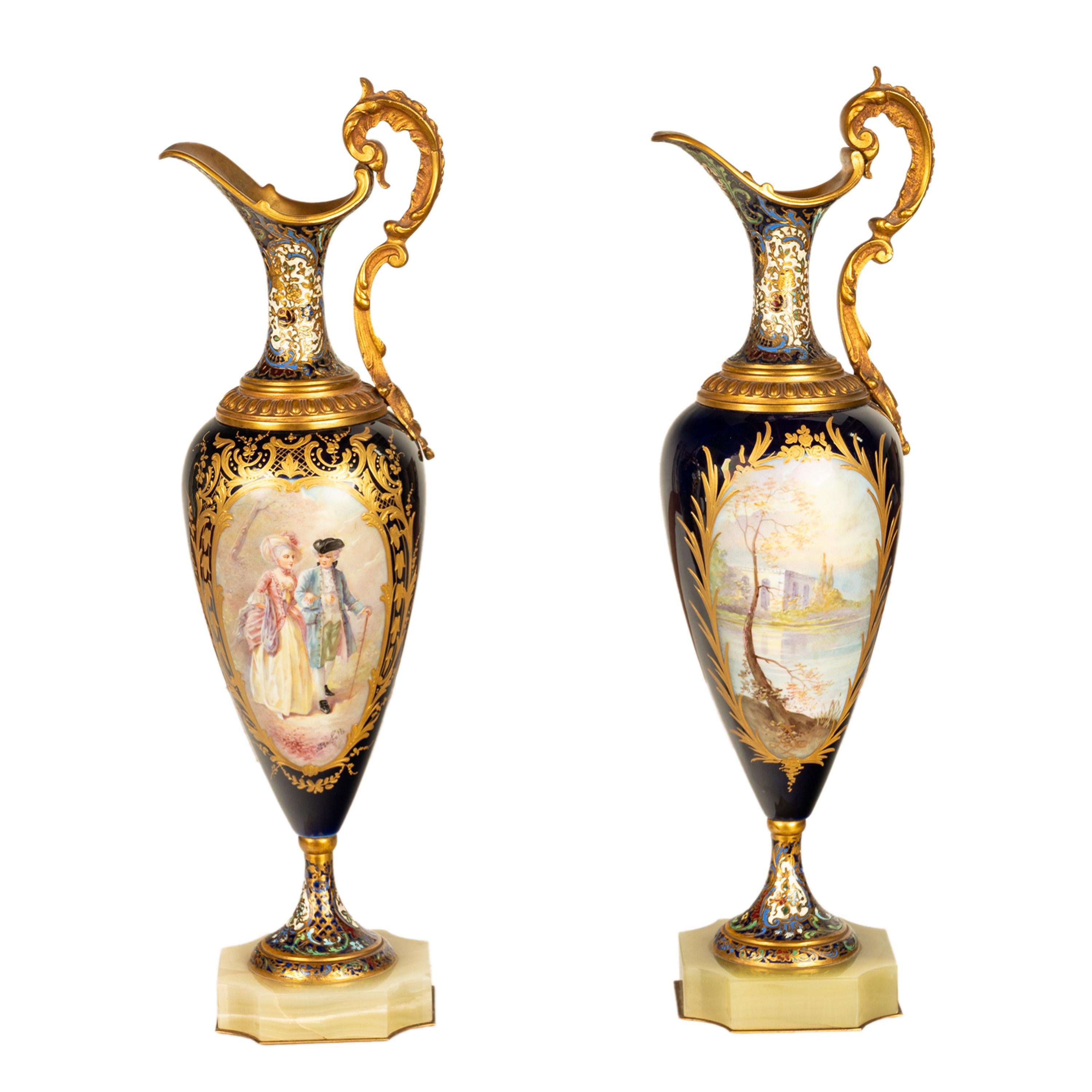 Una coppia molto raffinata e di grandi dimensioni di antiche porcellane francesi di Sèvres del XIX secolo, ormolu e smalto champleve, con cappe dipinte a mano, firmate 