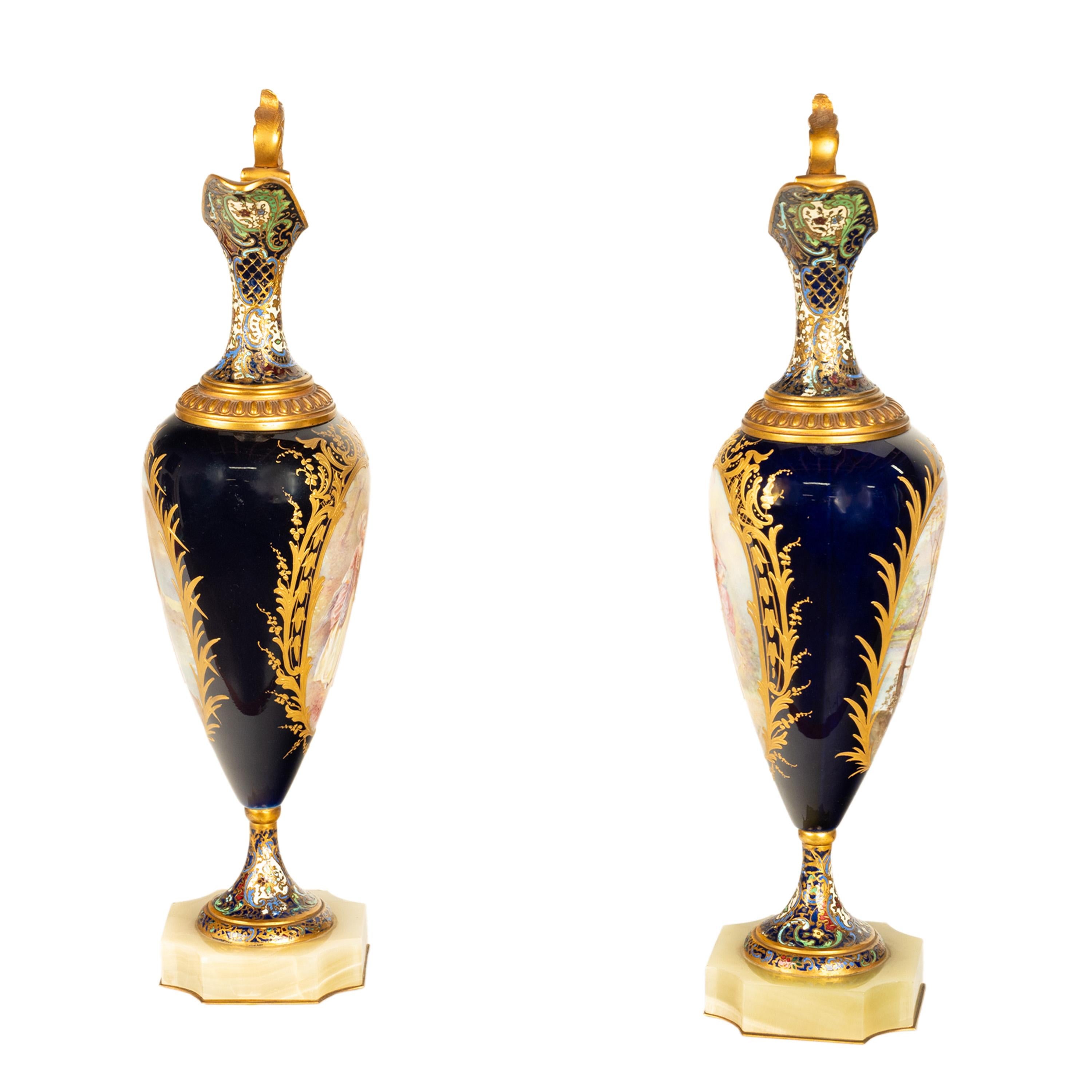 Champlevé Coppia Antique French Sèvres Porcelain Champleve Ormolu Ewers Signed Rochette 1890 in vendita