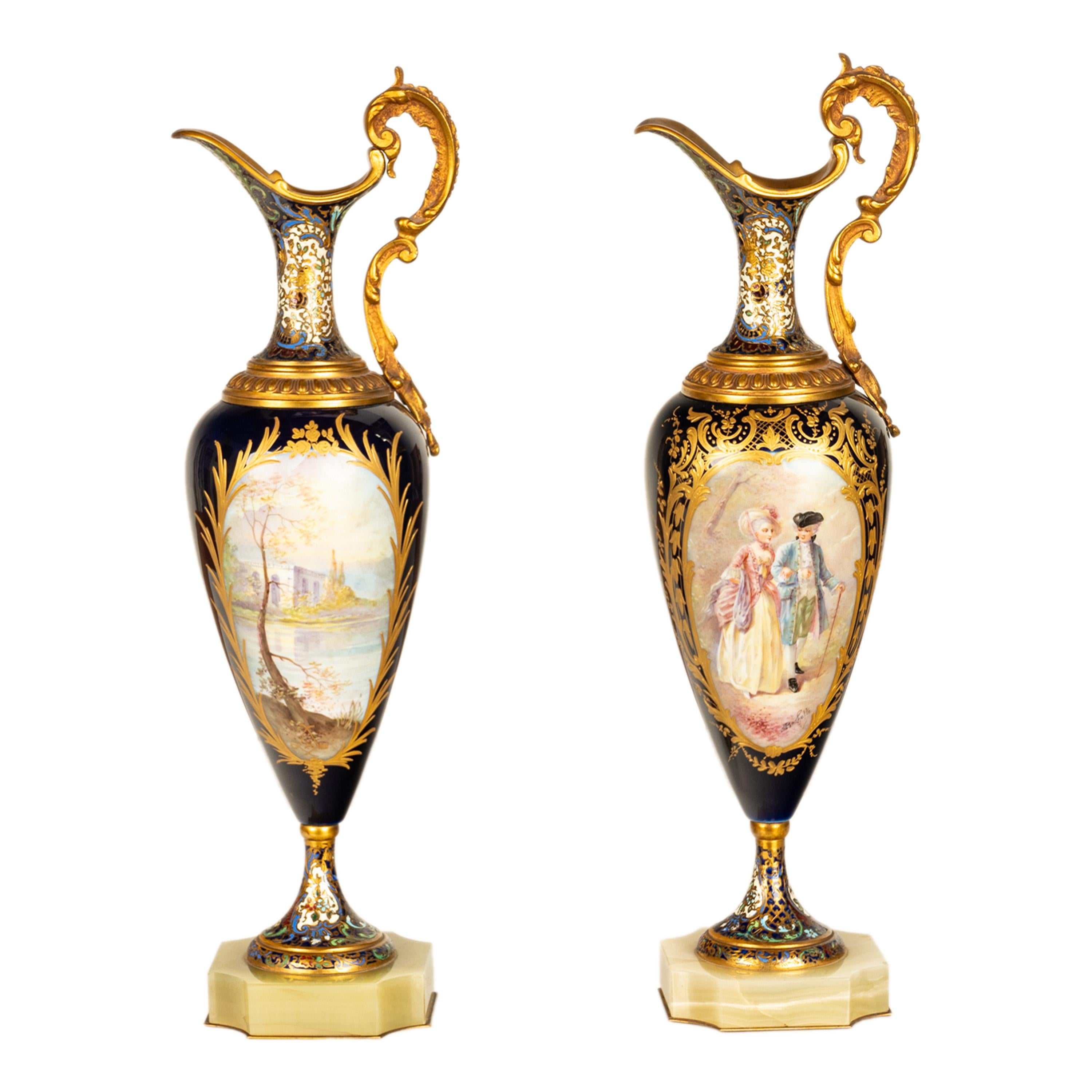 Fine XIX secolo Coppia Antique French Sèvres Porcelain Champleve Ormolu Ewers Signed Rochette 1890 in vendita