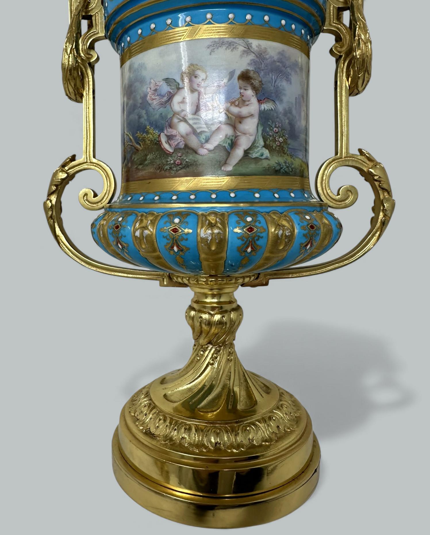Paire d'anciennes lampes de table en porcelaine de Sèvres, ormolu, bleu céleste Jewell en vente 3