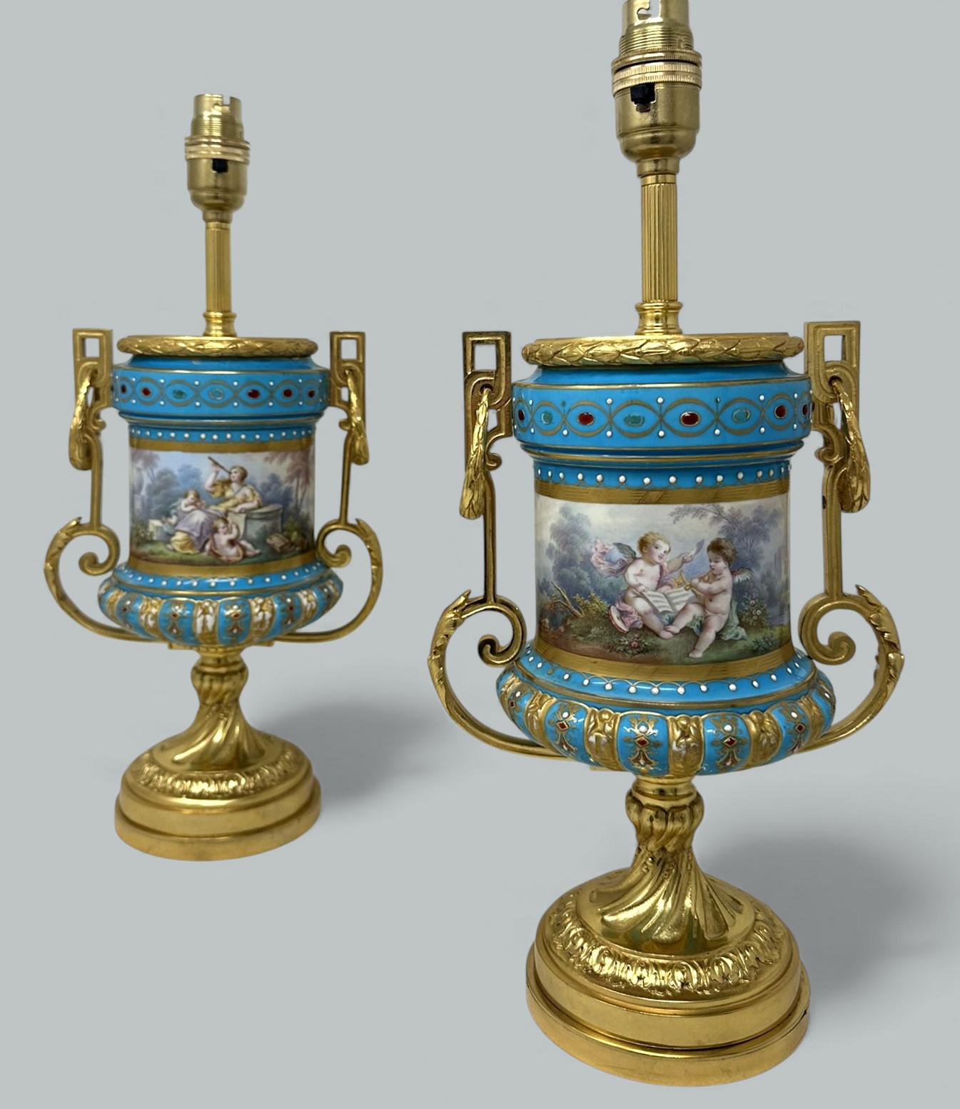 Superbe et imposante paire de lampes de table électriques en porcelaine tendre de Sèvres et bronze doré à deux anses en forme d'urne traditionnelle, de bonnes proportions, reposant sur des bases en bronze doré circulaires en forme de dôme à