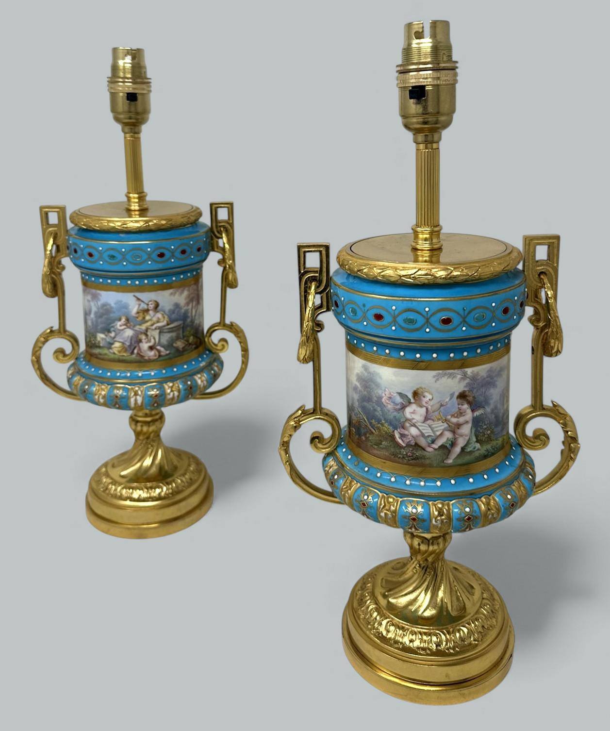 Victorien tardif Paire d'anciennes lampes de table en porcelaine de Sèvres, ormolu, bleu céleste Jewell en vente